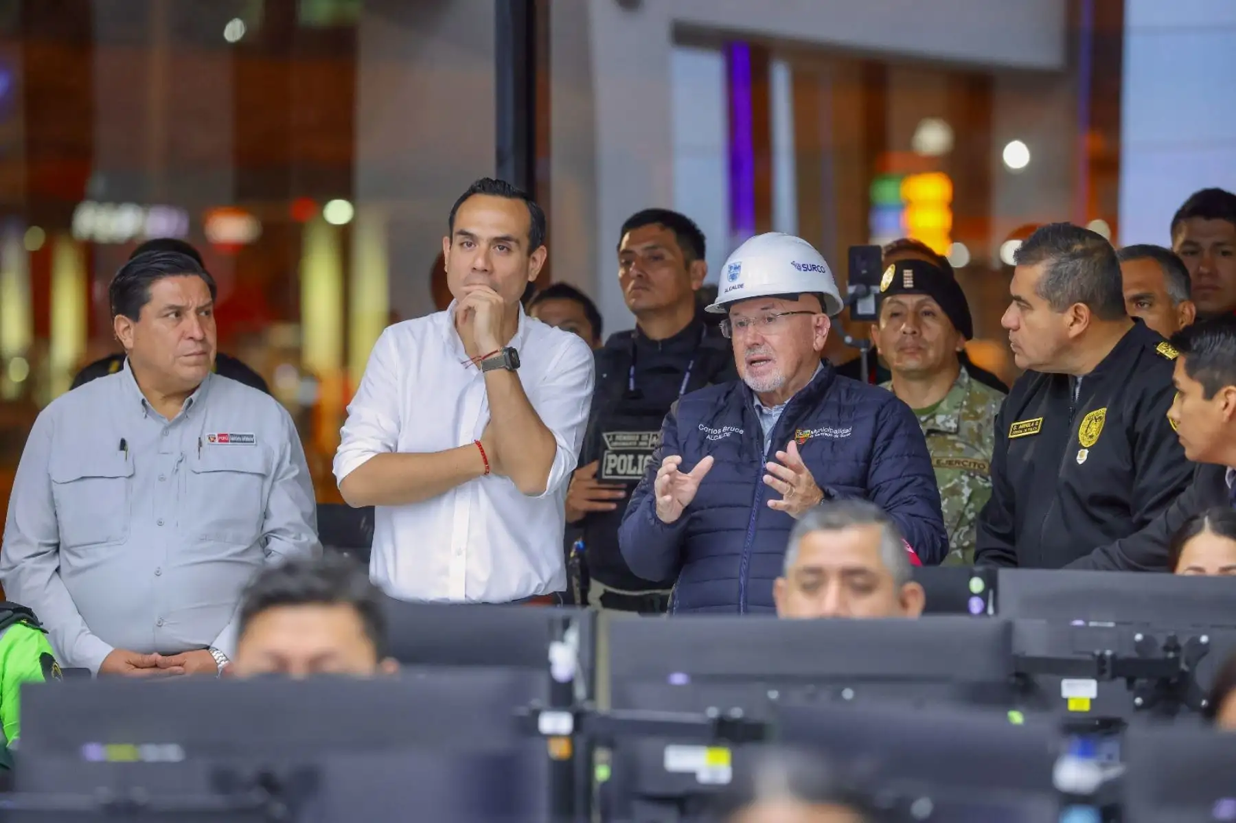 El  presidente José Jerí, encabezó una jornada de trabajo enfocada en reforzar la seguridad ciudadana en los distritos de Surco y Comas, acompañado por el ministro del Interior, Vicente Tiburcio Orbezo; el comandante general de la Policía Nacional del Perú (PNP), Oscar Arriola Delgado; y autoridades locales. Foto: ANDINA/ Prensa Presidencia El  presidente José Jerí, encabezó una jornada de trabajo enfocada en reforzar la seguridad ciudadana en los distritos de Surco y Comas, acompañado por el ministro del Interior, Vicente Tiburcio Orbezo; el comandante general de la Policía Nacional del Perú (PNP), Oscar Arriola Delgado; y autoridades locales. Foto: ANDINA/ Prensa Presidencia