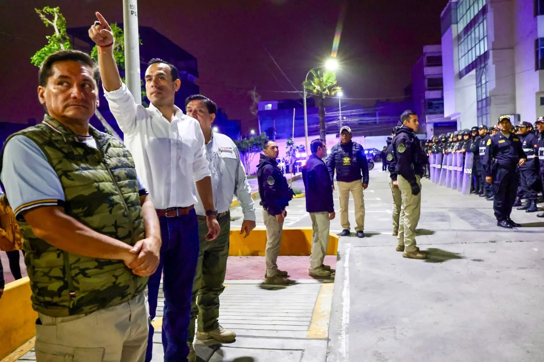 El  presidente José Jerí, encabezó una jornada de trabajo enfocada en reforzar la seguridad ciudadana en los distritos de Surco y Comas, acompañado por el ministro del Interior, Vicente Tiburcio Orbezo; el comandante general de la Policía Nacional del Perú (PNP), Oscar Arriola Delgado; y autoridades locales. Foto: ANDINA/ Prensa Presidencia El  presidente José Jerí, encabezó una jornada de trabajo enfocada en reforzar la seguridad ciudadana en los distritos de Surco y Comas, acompañado por el ministro del Interior, Vicente Tiburcio Orbezo; el comandante general de la Policía Nacional del Perú (PNP), Oscar Arriola Delgado; y autoridades locales. Foto: ANDINA/ Prensa Presidencia