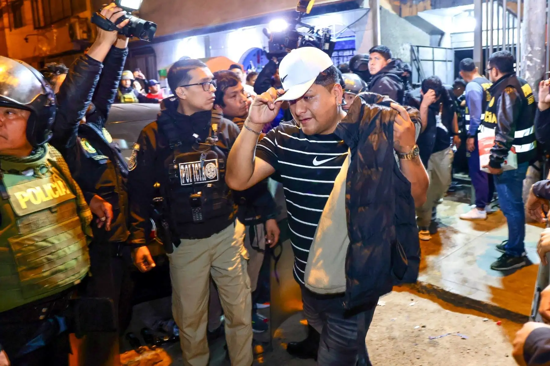 El  presidente José Jerí, encabezó una jornada de trabajo enfocada en reforzar la seguridad ciudadana en los distritos de Surco y Comas, acompañado por el ministro del Interior, Vicente Tiburcio Orbezo; el comandante general de la Policía Nacional del Perú (PNP), Oscar Arriola Delgado; y autoridades locales. Foto: ANDINA/ Prensa Presidencia El  presidente José Jerí, encabezó una jornada de trabajo enfocada en reforzar la seguridad ciudadana en los distritos de Surco y Comas, acompañado por el ministro del Interior, Vicente Tiburcio Orbezo; el comandante general de la Policía Nacional del Perú (PNP), Oscar Arriola Delgado; y autoridades locales. Foto: ANDINA/ Prensa Presidencia