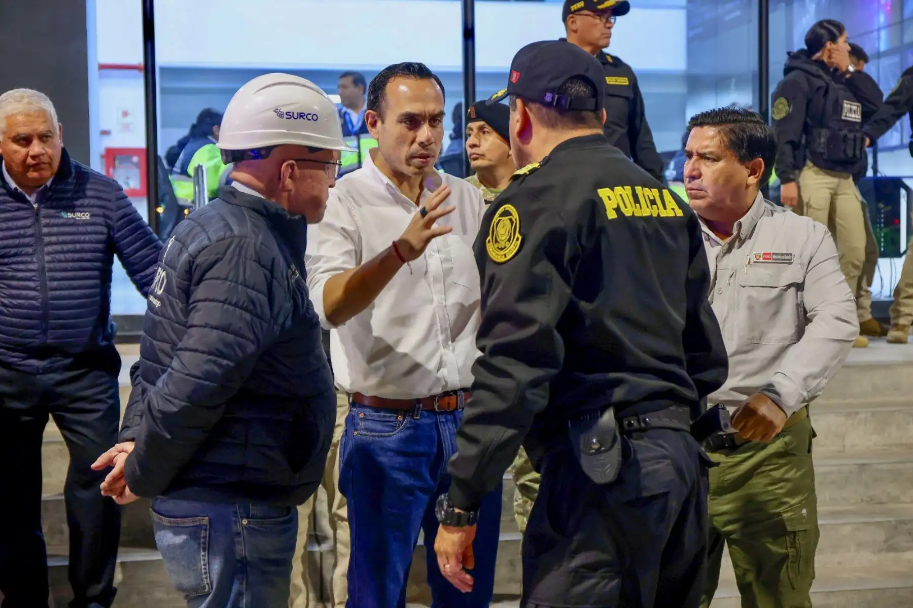 El  presidente José Jerí, encabezó una jornada de trabajo enfocada en reforzar la seguridad ciudadana en los distritos de Surco y Comas, acompañado por el ministro del Interior, Vicente Tiburcio Orbezo; el comandante general de la Policía Nacional del Perú (PNP), Oscar Arriola Delgado; y autoridades locales. Foto: ANDINA/ Prensa Presidencia El  presidente José Jerí, encabezó una jornada de trabajo enfocada en reforzar la seguridad ciudadana en los distritos de Surco y Comas, acompañado por el ministro del Interior, Vicente Tiburcio Orbezo; el comandante general de la Policía Nacional del Perú (PNP), Oscar Arriola Delgado; y autoridades locales. Foto: ANDINA/ Prensa Presidencia