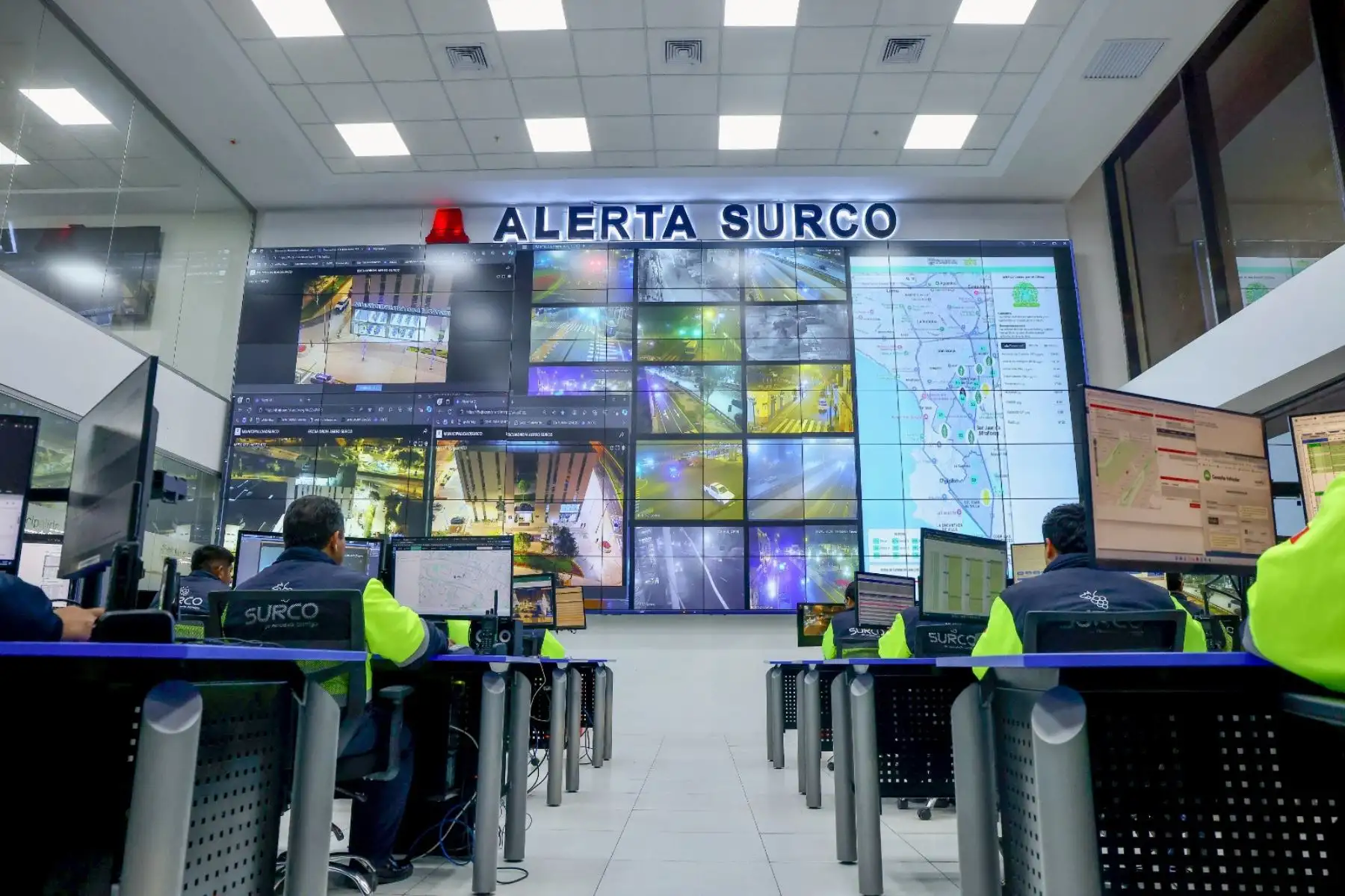 El  presidente José Jerí, encabezó una jornada de trabajo enfocada en reforzar la seguridad ciudadana en los distritos de Surco y Comas, acompañado por el ministro del Interior, Vicente Tiburcio Orbezo; el comandante general de la Policía Nacional del Perú (PNP), Oscar Arriola Delgado; y autoridades locales. Foto: ANDINA/ Prensa Presidencia El  presidente José Jerí, encabezó una jornada de trabajo enfocada en reforzar la seguridad ciudadana en los distritos de Surco y Comas, acompañado por el ministro del Interior, Vicente Tiburcio Orbezo; el comandante general de la Policía Nacional del Perú (PNP), Oscar Arriola Delgado; y autoridades locales. Foto: ANDINA/ Prensa Presidencia
