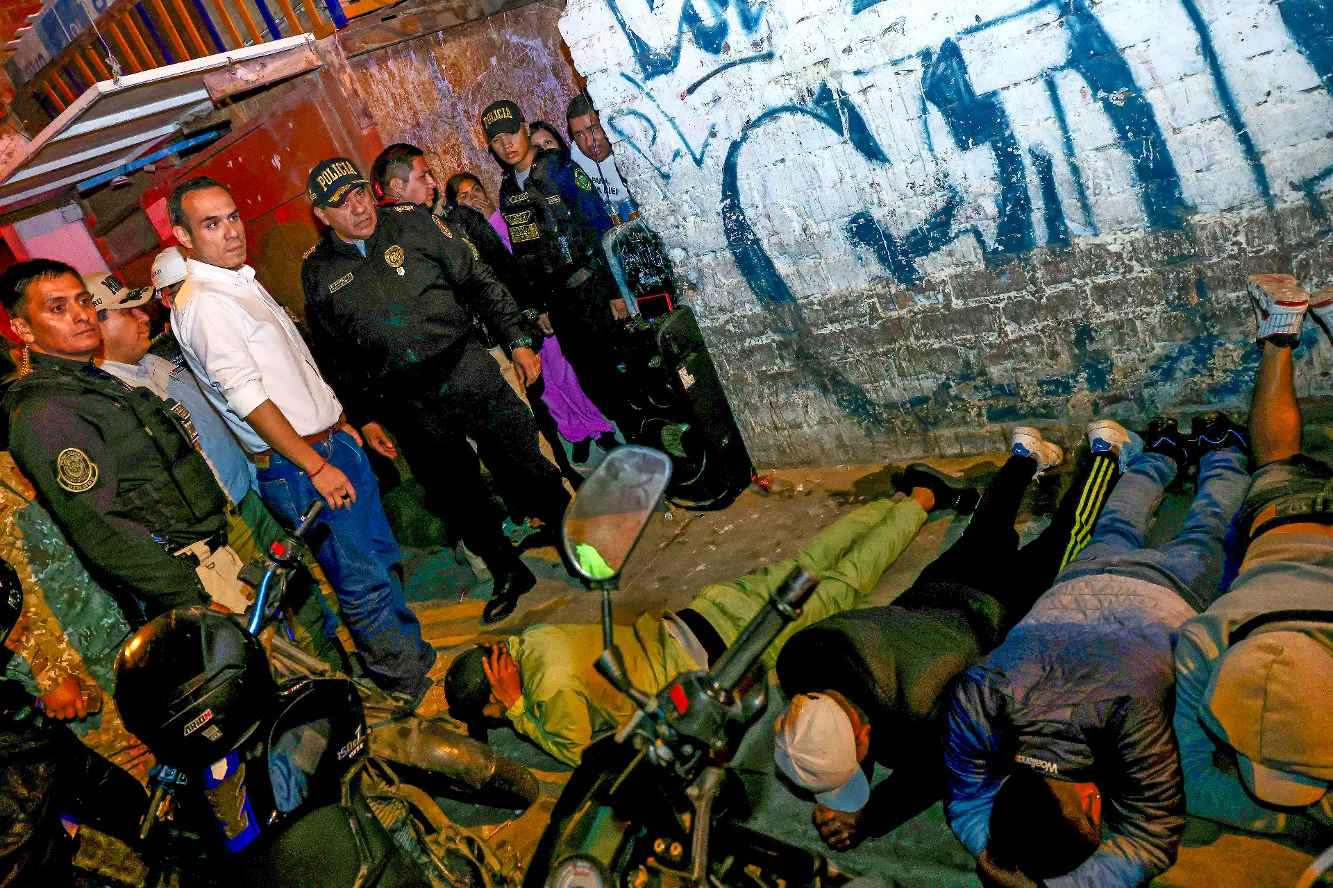 El presidente José Jerí, encabezó una jornada de trabajo enfocada en reforzar la seguridad ciudadana en los distritos de Surco y Comas, acompañado por el ministro del Interior, Vicente Tiburcio Orbezo; el comandante general de la Policía Nacional del Perú (PNP), Oscar Arriola Delgado; y autoridades locales. Foto: ANDINA/ Prensa Presidencia El presidente José Jerí, encabezó una jornada de trabajo enfocada en reforzar la seguridad ciudadana en los distritos de Surco y Comas, acompañado por el ministro del Interior, Vicente Tiburcio Orbezo; el comandante general de la Policía Nacional del Perú (PNP), Oscar Arriola Delgado; y autoridades locales. Foto: ANDINA/ Prensa Presidencia