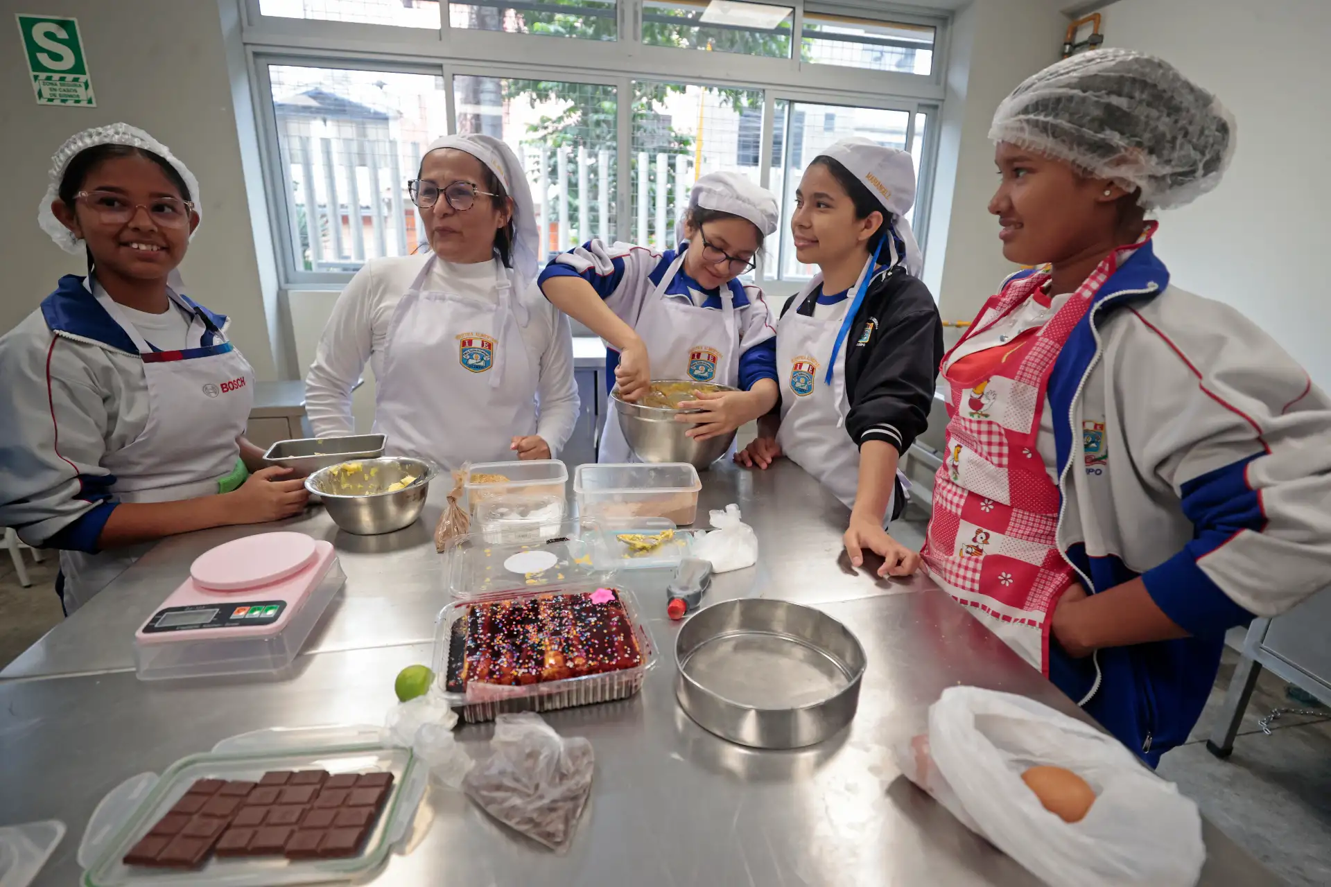 Escolares de Escuela Bicentenario en el distrito de Ate, hace demostración del taller de Industria Alimentaria. Preparando turrones artesanales por el mes del Señor de los Milagros, con sabores especiales para esta temporada: maíz morado, maracuyá, chocolate y el tradicional de siempre. Foto: ANDINA/Vidal Tarqui Escolares de Escuela Bicentenario en el distrito de Ate, hace demostración del taller de Industria Alimentaria. Preparando turrones artesanales por el mes del Señor de los Milagros, con sabores especiales para esta temporada: maíz morado, maracuyá, chocolate y el tradicional de siempre. Foto: ANDINA/Vidal Tarqui