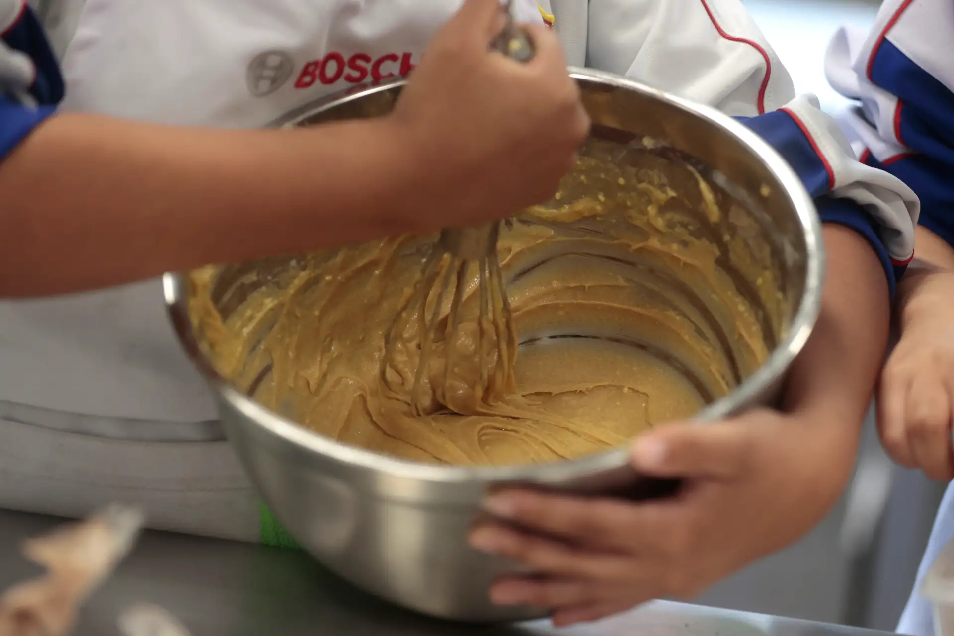 Escolares de Escuela Bicentenario en el distrito de Ate, hace demostración del taller de Industria Alimentaria. Preparando turrones artesanales por el mes del Señor de los Milagros, con sabores especiales para esta temporada: maíz morado, maracuyá, chocolate y el tradicional de siempre. Foto: ANDINA/Vidal Tarqui Escolares de Escuela Bicentenario en el distrito de Ate, hace demostración del taller de Industria Alimentaria. Preparando turrones artesanales por el mes del Señor de los Milagros, con sabores especiales para esta temporada: maíz morado, maracuyá, chocolate y el tradicional de siempre. Foto: ANDINA/Vidal Tarqui