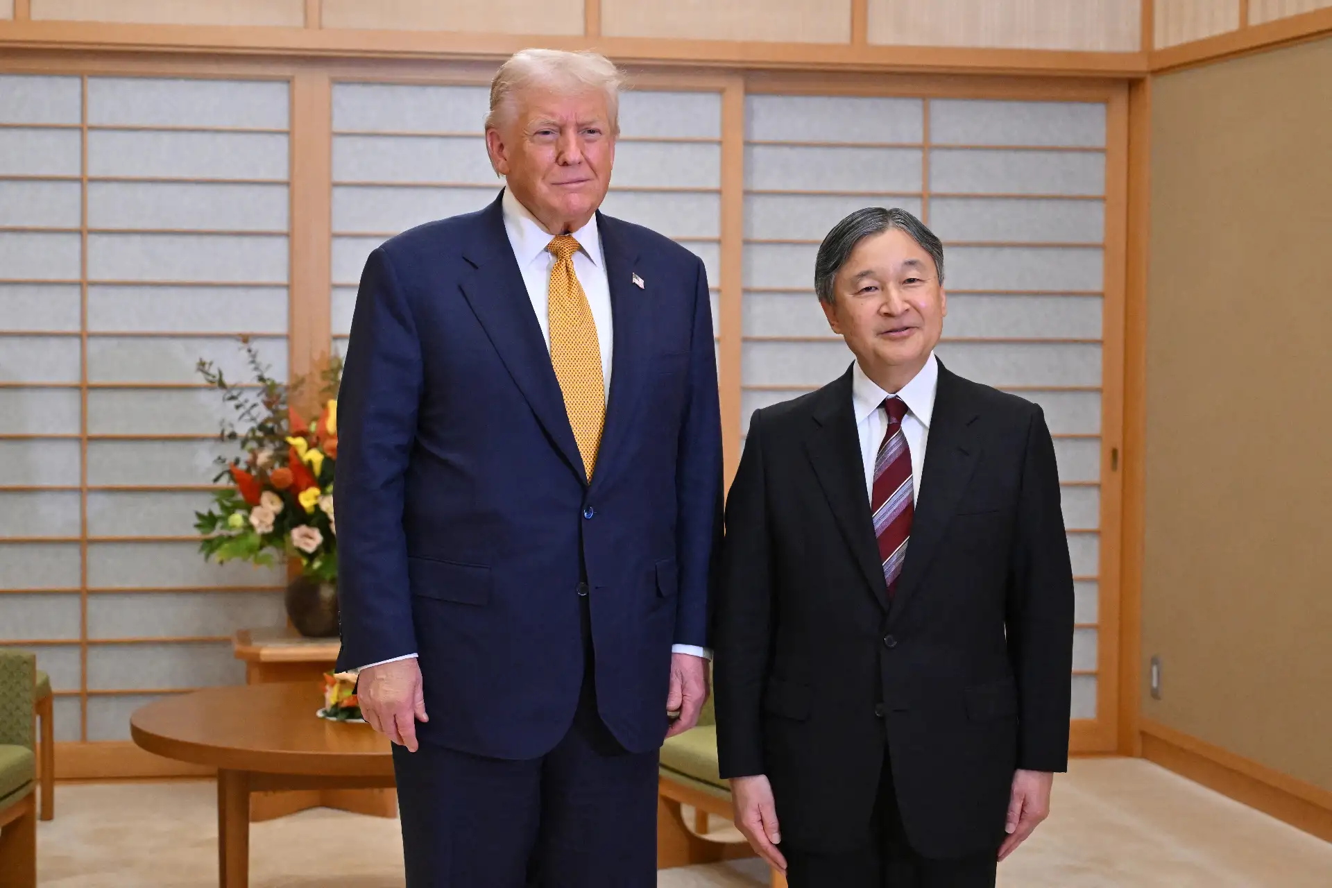 El presidente de Estados Unidos, Donald Trump, se reúne con el emperador Naruhito de Japón en el Palacio Imperial de Tokio el 27 de octubre de 2025. Donald Trump llegó a Japón el 27 de octubre, la siguiente etapa de una gira por Asia que podría ver al presidente de Estados Unidos y a Xi Jinping de China poner fin a la dura guerra comercial entre las economías más grandes del mundo.
Foto: ANDINA/AFP El presidente de Estados Unidos, Donald Trump, se reúne con el emperador Naruhito de Japón en el Palacio Imperial de Tokio el 27 de octubre de 2025. Donald Trump llegó a Japón el 27 de octubre, la siguiente etapa de una gira por Asia que podría ver al presidente de Estados Unidos y a Xi Jinping de China poner fin a la dura guerra comercial entre las economías más grandes del mundo.
Foto: ANDINA/AFP