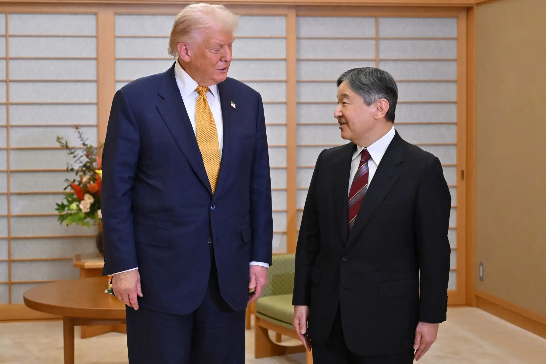 El presidente de Estados Unidos, Donald Trump, se reúne con el emperador Naruhito de Japón en el Palacio Imperial de Tokio el 27 de octubre de 2025. Donald Trump llegó a Japón el 27 de octubre, la siguiente etapa de una gira por Asia que podría ver al presidente de Estados Unidos y a Xi Jinping de China poner fin a la dura guerra comercial entre las economías más grandes del mundo.
Foto: ANDINA/AFP El presidente de Estados Unidos, Donald Trump, se reúne con el emperador Naruhito de Japón en el Palacio Imperial de Tokio el 27 de octubre de 2025. Donald Trump llegó a Japón el 27 de octubre, la siguiente etapa de una gira por Asia que podría ver al presidente de Estados Unidos y a Xi Jinping de China poner fin a la dura guerra comercial entre las economías más grandes del mundo.
Foto: ANDINA/AFP