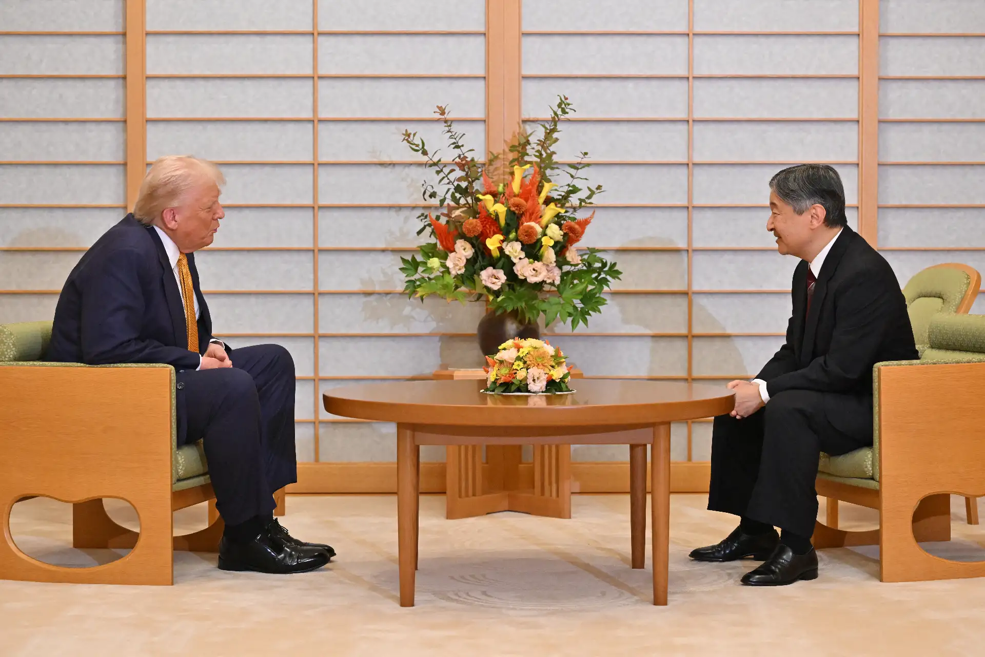 El presidente de Estados Unidos y el emperador Naruhito de Japón se reúnen en el Palacio Imperial de Tokio