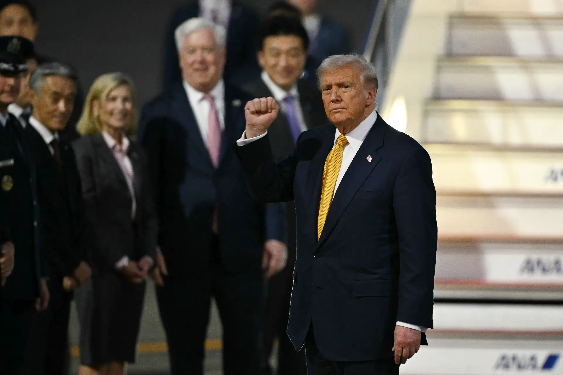 El presidente de Estados Unidos, Donald Trump, se reúne con el emperador Naruhito de Japón en el Palacio Imperial de Tokio el 27 de octubre de 2025. Donald Trump llegó a Japón el 27 de octubre, la siguiente etapa de una gira por Asia que podría ver al presidente de Estados Unidos y a Xi Jinping de China poner fin a la dura guerra comercial entre las economías más grandes del mundo.
Foto: ANDINA/AFP El presidente de Estados Unidos, Donald Trump, se reúne con el emperador Naruhito de Japón en el Palacio Imperial de Tokio el 27 de octubre de 2025. Donald Trump llegó a Japón el 27 de octubre, la siguiente etapa de una gira por Asia que podría ver al presidente de Estados Unidos y a Xi Jinping de China poner fin a la dura guerra comercial entre las economías más grandes del mundo.
Foto: ANDINA/AFP