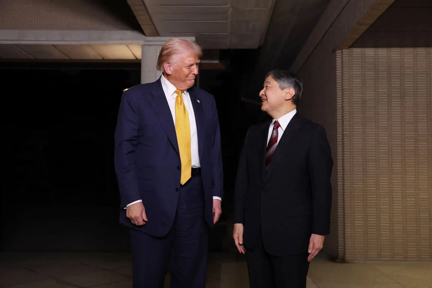 El presidente de Estados Unidos, Donald Trump, se reúne con el emperador Naruhito de Japón en el Palacio Imperial de Tokio el 27 de octubre de 2025. Donald Trump llegó a Japón el 27 de octubre, la siguiente etapa de una gira por Asia que podría ver al presidente de Estados Unidos y a Xi Jinping de China poner fin a la dura guerra comercial entre las economías más grandes del mundo.
Foto: ANDINA/AFP El presidente de Estados Unidos, Donald Trump, se reúne con el emperador Naruhito de Japón en el Palacio Imperial de Tokio el 27 de octubre de 2025. Donald Trump llegó a Japón el 27 de octubre, la siguiente etapa de una gira por Asia que podría ver al presidente de Estados Unidos y a Xi Jinping de China poner fin a la dura guerra comercial entre las economías más grandes del mundo.
Foto: ANDINA/AFP