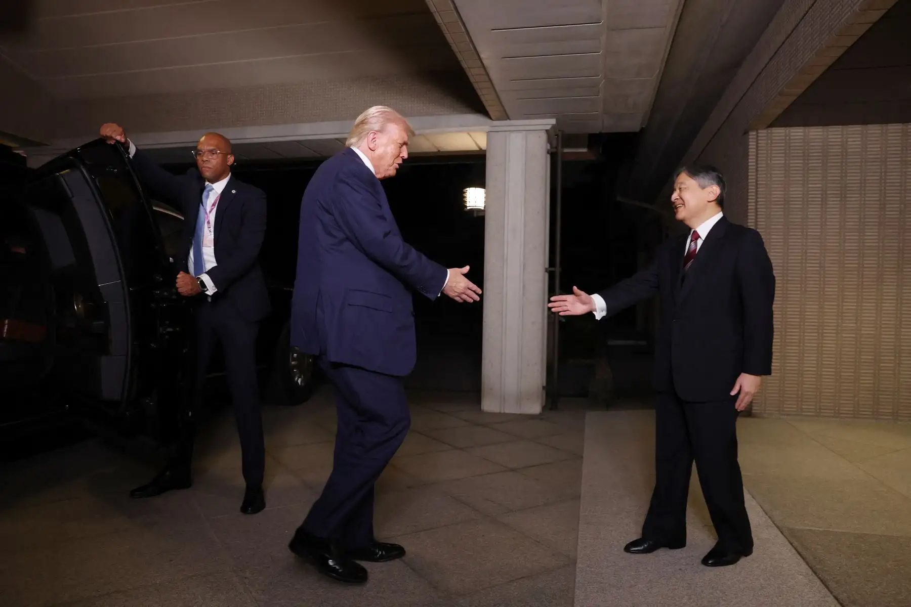 El presidente de Estados Unidos, Donald Trump, se reúne con el emperador Naruhito de Japón en el Palacio Imperial de Tokio el 27 de octubre de 2025. Donald Trump llegó a Japón el 27 de octubre, la siguiente etapa de una gira por Asia que podría ver al presidente de Estados Unidos y a Xi Jinping de China poner fin a la dura guerra comercial entre las economías más grandes del mundo.
Foto: ANDINA/AFP El presidente de Estados Unidos, Donald Trump, se reúne con el emperador Naruhito de Japón en el Palacio Imperial de Tokio el 27 de octubre de 2025. Donald Trump llegó a Japón el 27 de octubre, la siguiente etapa de una gira por Asia que podría ver al presidente de Estados Unidos y a Xi Jinping de China poner fin a la dura guerra comercial entre las economías más grandes del mundo.
Foto: ANDINA/AFP
