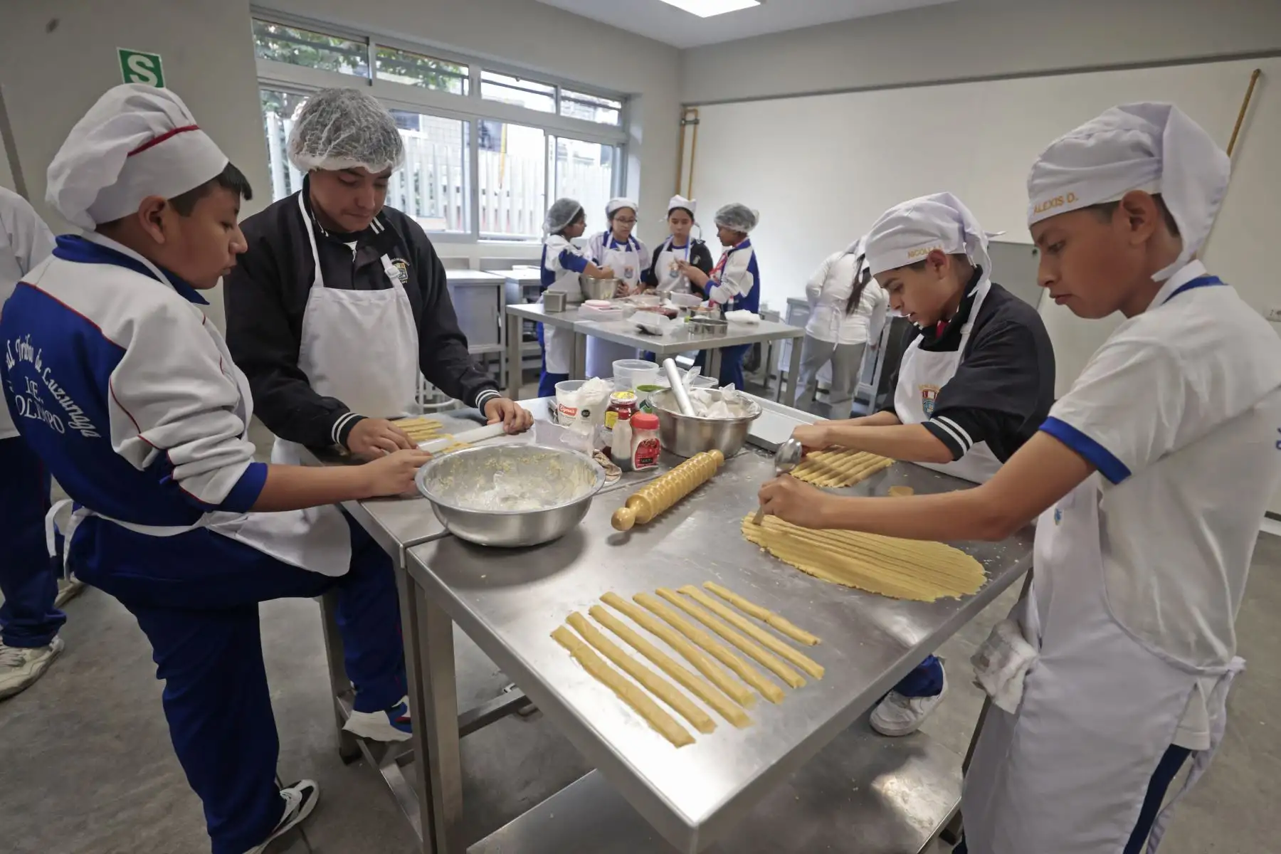 Escolares de Escuela Bicentenario en el distrito de Ate, hace demostración del taller de Industria Alimentaria. Preparando turrones artesanales por el mes del Señor de los Milagros, con sabores especiales para esta temporada: maíz morado, maracuyá, chocolate y el tradicional de siempre. Foto: ANDINA/Vidal Tarqui Escolares de Escuela Bicentenario en el distrito de Ate, hace demostración del taller de Industria Alimentaria. Preparando turrones artesanales por el mes del Señor de los Milagros, con sabores especiales para esta temporada: maíz morado, maracuyá, chocolate y el tradicional de siempre. Foto: ANDINA/Vidal Tarqui