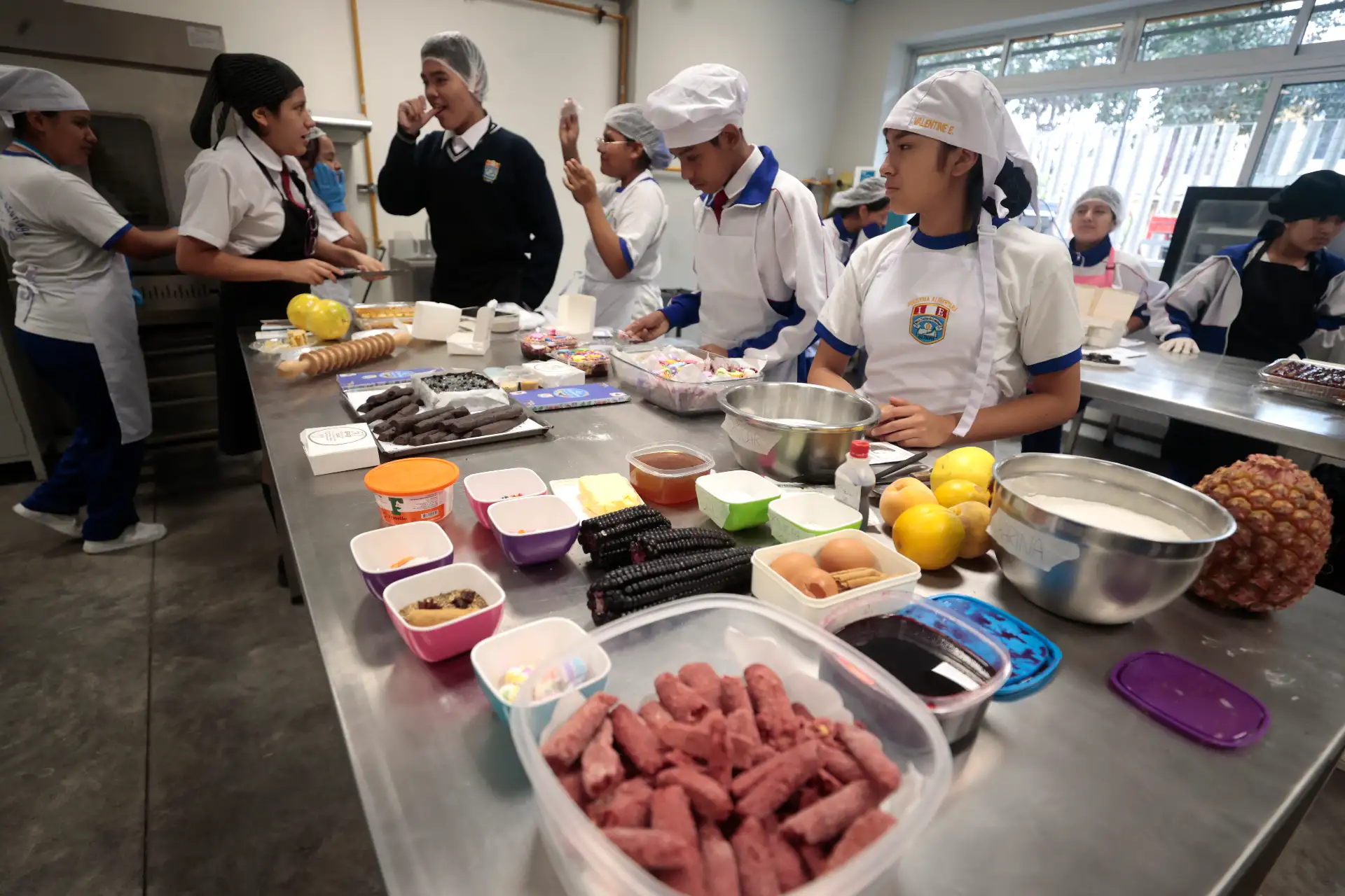 Escolares de Escuela Bicentenario en el distrito de Ate, hace demostración del taller de Industria Alimentaria. Preparando turrones artesanales por el mes del Señor de los Milagros, con sabores especiales para esta temporada: maíz morado, maracuyá, chocolate y el tradicional de siempre. Foto: ANDINA/Vidal Tarqui Escolares de Escuela Bicentenario en el distrito de Ate, hace demostración del taller de Industria Alimentaria. Preparando turrones artesanales por el mes del Señor de los Milagros, con sabores especiales para esta temporada: maíz morado, maracuyá, chocolate y el tradicional de siempre. Foto: ANDINA/Vidal Tarqui