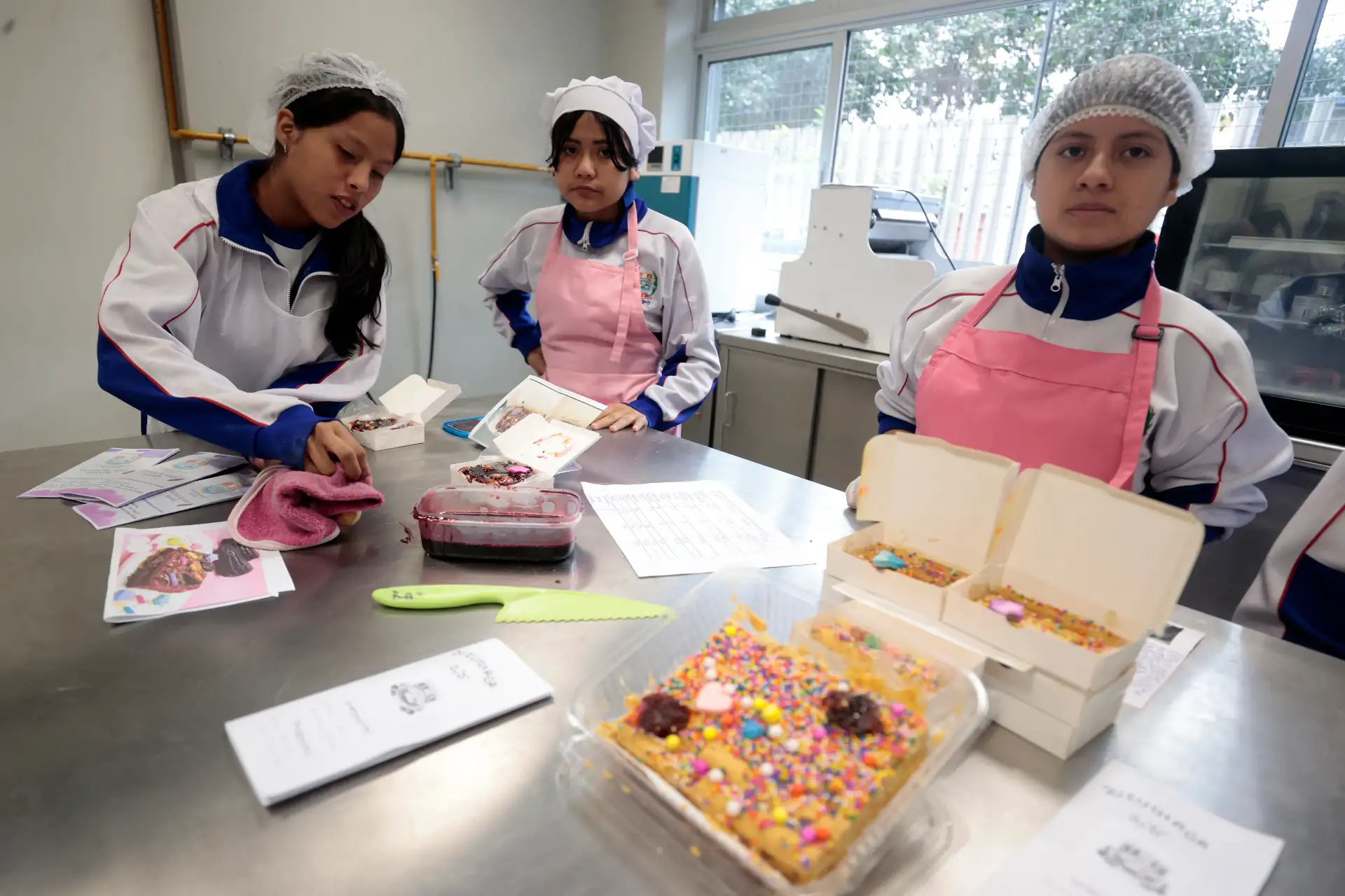 Escolares de Escuela Bicentenario en el distrito de Ate, hace demostración del taller de Industria Alimentaria. Preparando turrones artesanales por el mes del Señor de los Milagros, con sabores especiales para esta temporada: maíz morado, maracuyá, chocolate y el tradicional de siempre. Foto: ANDINA/Vidal Tarqui Escolares de Escuela Bicentenario en el distrito de Ate, hace demostración del taller de Industria Alimentaria. Preparando turrones artesanales por el mes del Señor de los Milagros, con sabores especiales para esta temporada: maíz morado, maracuyá, chocolate y el tradicional de siempre. Foto: ANDINA/Vidal Tarqui