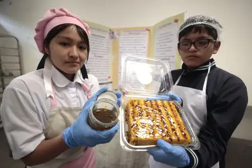 Los turrones artesanales se elaboran como parte del estrenado taller de Industrias Alimentarias, de la Escuela Bicentenario de Ate, la única del distrito. Foto: ANDINA/Vidal Tarqui