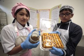 Los turrones artesanales se elaboran como parte del estrenado taller de Industrias Alimentarias, de la Escuela Bicentenario de Ate, la única del distrito. Foto: ANDINA/Vidal Tarqui