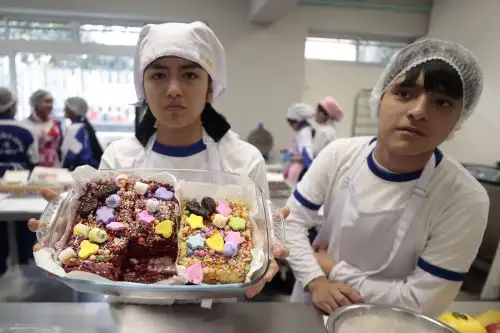 Estudiantes de la Escuela Bicentenario I. E. 1209 Mariscal Toribio de Luzuriaga preparan turrones artesanales como parte del taller de Industria Alimentaria