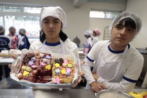 Los turrones artesanales se elaboran como parte del estrenado taller de Industrias Alimentarias, de la Escuela Bicentenario de Ate, la única del distrito. Foto: ANDINA/Vidal Tarqui