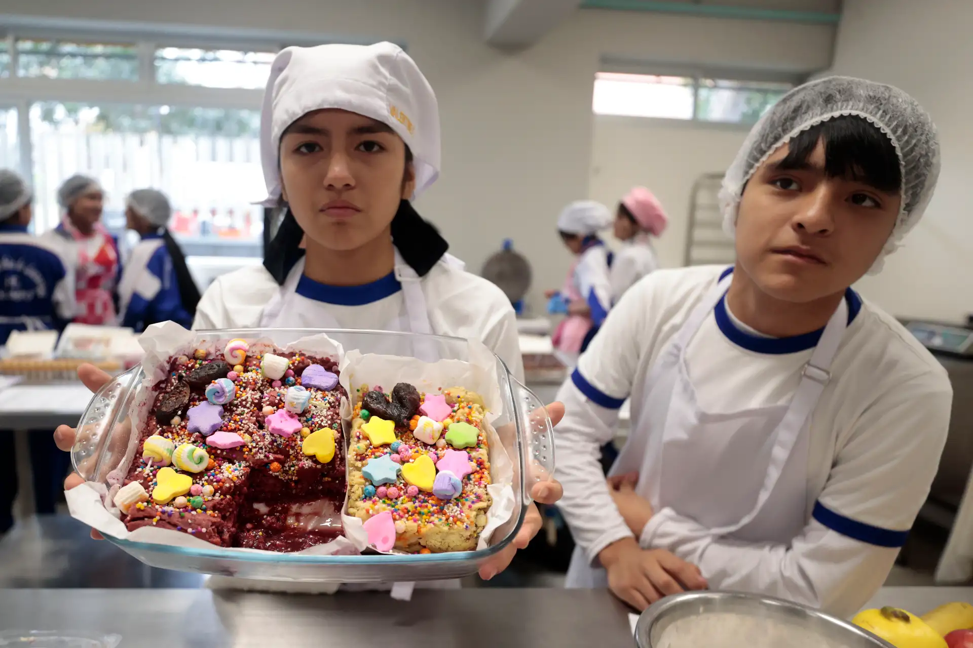 Escolares de Escuela Bicentenario en el distrito de Ate, hace demostración del taller de Industria Alimentaria. Preparando turrones artesanales por el mes del Señor de los Milagros, con sabores especiales para esta temporada: maíz morado, maracuyá, chocolate y el tradicional de siempre. Foto: ANDINA/Vidal Tarqui Escolares de Escuela Bicentenario en el distrito de Ate, hace demostración del taller de Industria Alimentaria. Preparando turrones artesanales por el mes del Señor de los Milagros, con sabores especiales para esta temporada: maíz morado, maracuyá, chocolate y el tradicional de siempre. Foto: ANDINA/Vidal Tarqui