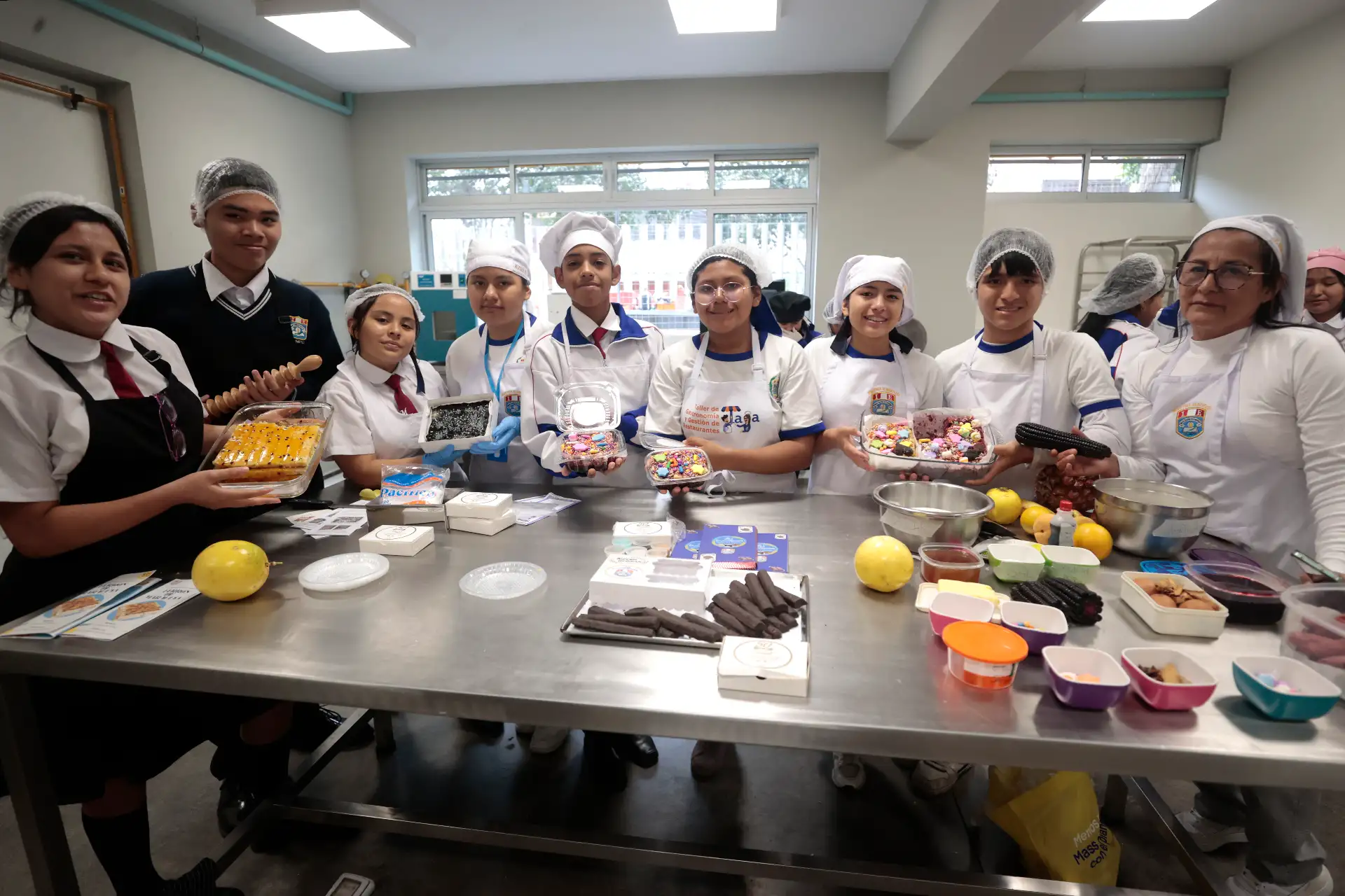 Escolares de Escuela Bicentenario en el distrito de Ate, hace demostración del taller de Industria Alimentaria. Preparando turrones artesanales por el mes del Señor de los Milagros, con sabores especiales para esta temporada: maíz morado, maracuyá, chocolate y el tradicional de siempre. Foto: ANDINA/Vidal Tarqui Escolares de Escuela Bicentenario en el distrito de Ate, hace demostración del taller de Industria Alimentaria. Preparando turrones artesanales por el mes del Señor de los Milagros, con sabores especiales para esta temporada: maíz morado, maracuyá, chocolate y el tradicional de siempre. Foto: ANDINA/Vidal Tarqui
