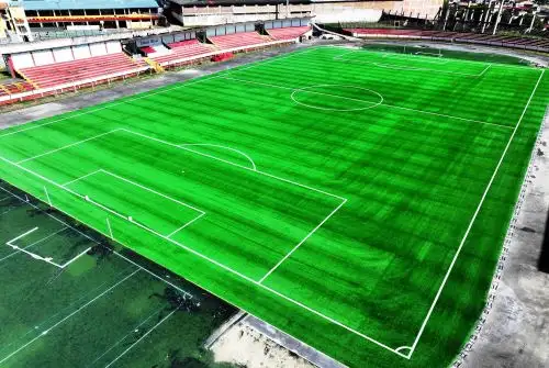 El estadio Héroes de San Ramón de Cajamarca luce un nuevo césped sintético importado desde España luego de que se culminaron los trabajos de instalación a cargo del consorcio San Ramón