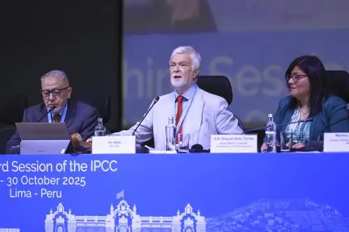 El seminario contará con la participación de reconocidos expertos internacionales como Carlos Moreno (Francia), promotor del concepto de la “Ciudad de los 15 minutos”, aplicado en París y replicado en varias ciudades del mundo; Winston Chow (Singapur) y Bart van den Hurk (Países Bajos), quienes abordarán los escenarios climáticos a futuro, las necesidades de adaptación y reducción de la vulnerabilidad urbana frente al cambio climático, en Perú y Latinoamérica.ANDINA/Jhonel Rodríguez Robles