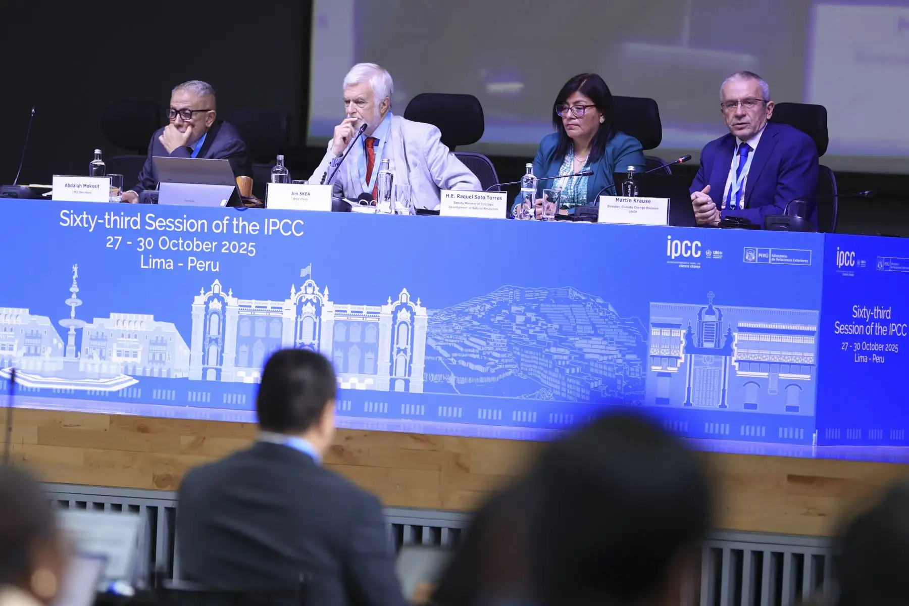 Inauguración de la Sexagésima Sesión del Grupo Intergubernamental de Expertos sobre el cambio Climático. De izquierda a derecha Abdalah Mokssit, secretario del IPCC; Jim Skea, chair de la sesión; Raquel Soto, viceministra de Desarrollo Estratégico de los Recursos Naturales del Ministerio del Ambiente y Martín Krause, director de la división de cambio climático de la UNEP. Foto: ANDINA/Jhonel Rodríguez Robles Inauguración de la Sexagésima Sesión del Grupo Intergubernamental de Expertos sobre el cambio Climático. De izquierda a derecha Abdalah Mokssit, secretario del IPCC; Jim Skea, chair de la sesión; Raquel Soto, viceministra de Desarrollo Estratégico de los Recursos Naturales del Ministerio del Ambiente y Martín Krause, director de la división de cambio climático de la UNEP. Foto: ANDINA/Jhonel Rodríguez Robles