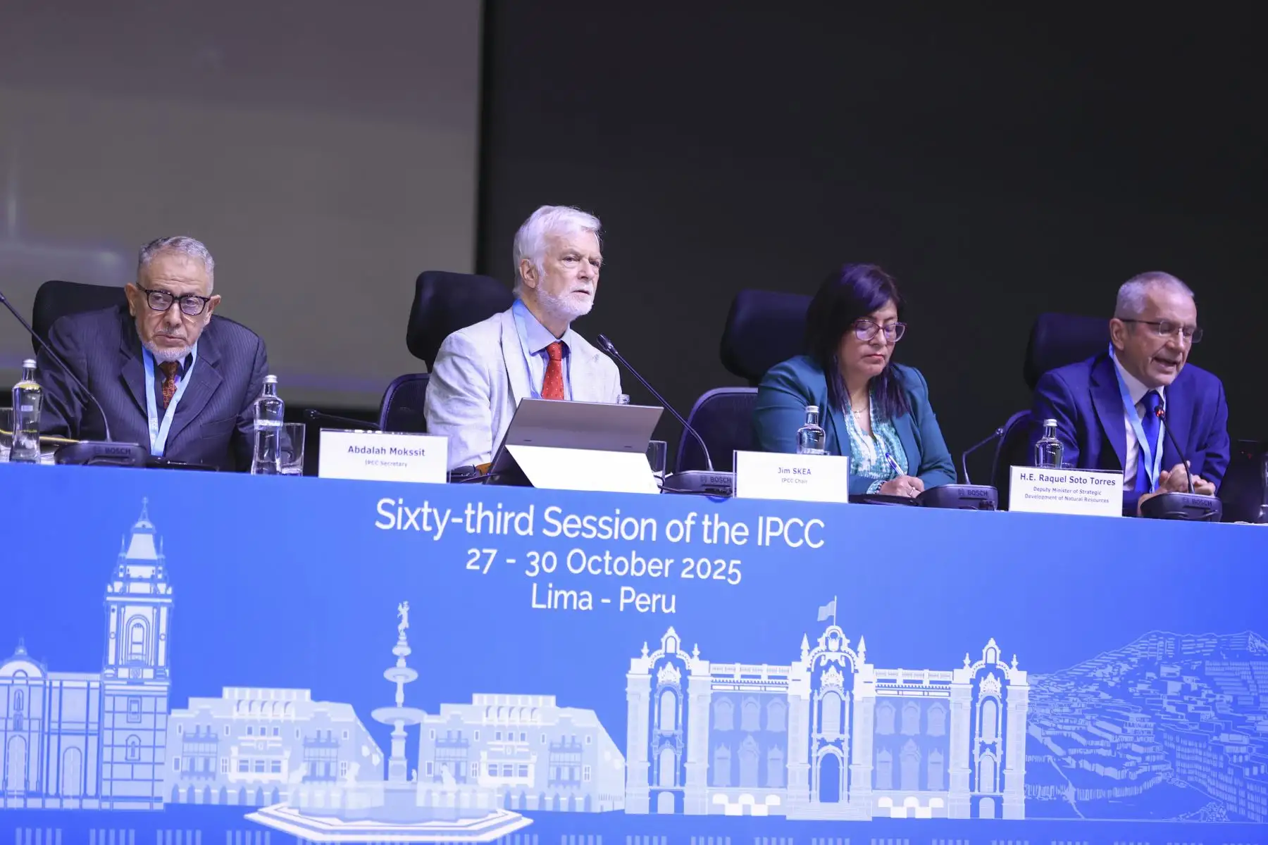 Inauguración de la Sexagésima Sesión del Grupo Intergubernamental de Expertos sobre el cambio Climático. De izquierda a derecha Abdalah Mokssit, secretario del IPCC; Jim Skea, chair de la sesión; Raquel Soto, viceministra de Desarrollo Estratégico de los Recursos Naturales del Ministerio del Ambiente y Martín Krause, director de la división de cambio climático de la UNEP. Foto: ANDINA/Jhonel Rodríguez Robles Inauguración de la Sexagésima Sesión del Grupo Intergubernamental de Expertos sobre el cambio Climático. De izquierda a derecha Abdalah Mokssit, secretario del IPCC; Jim Skea, chair de la sesión; Raquel Soto, viceministra de Desarrollo Estratégico de los Recursos Naturales del Ministerio del Ambiente y Martín Krause, director de la división de cambio climático de la UNEP. Foto: ANDINA/Jhonel Rodríguez Robles