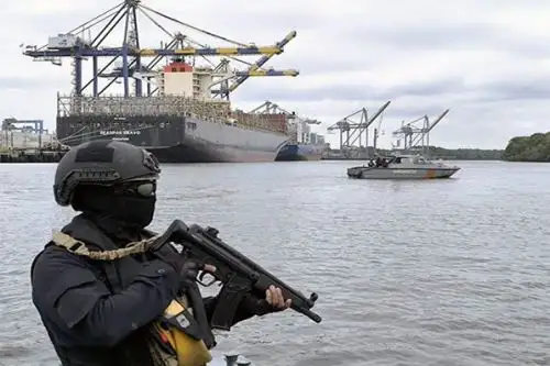 Ecuador y Estados Unidos interceptan dos embarcaciones y hallan armas en alta mar | Noticias | Agencia Peruana de Noticias Andina