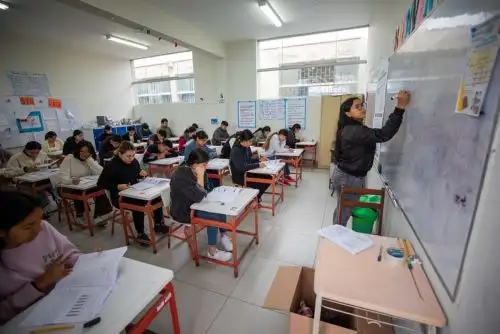 Academias municipales, instituciones de educación superior y asociaciones sin fines de lucro se suman a la preparación de los inscritos que rendirán el examen de Beca 18 del Pronabec. Foto: Difusión