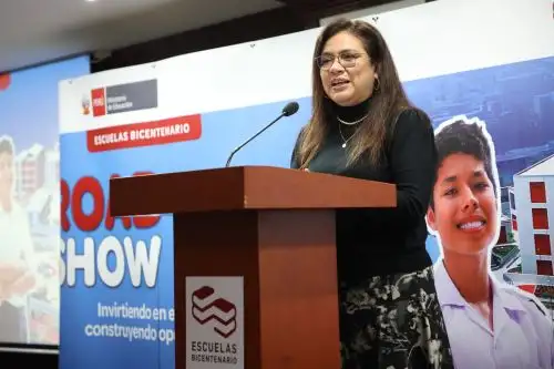 “Las Escuelas Bicentenario no son solo fierro y cemento. Son una nueva alternativa pedagógica que, con las aulas flexibles, amplía el horizonte de acción de los docentes en beneficio de los logros de aprendizaje de los estudiantes. Además, tiene talleres equipados para que los jóvenes se preparen para lo que viene después del colegio”, explicó la viceministra de Gestión Institucional del Ministerio de Educación, Cecilia García DíazANDINA/Difusión