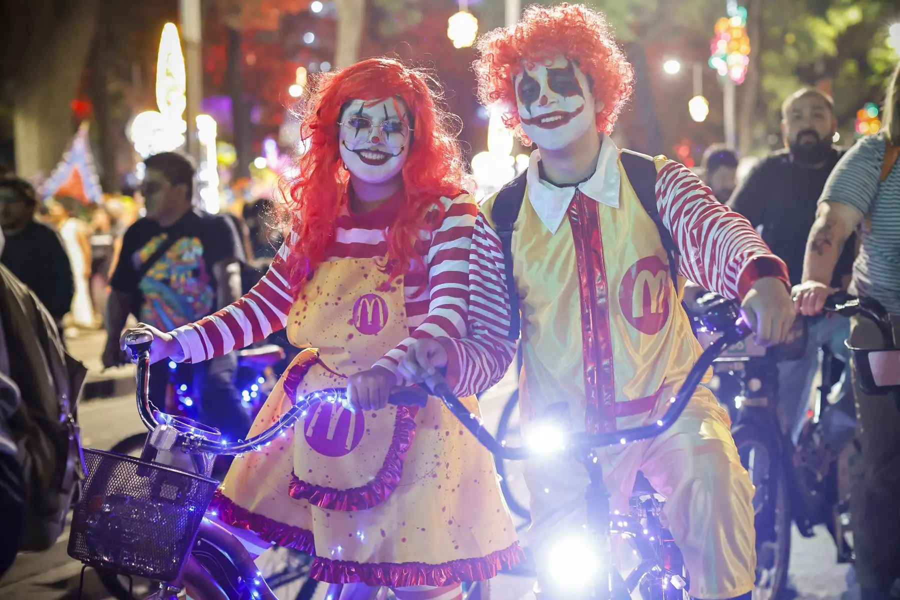 Ciclistas disfrazados participan en un paseo nocturno antes de las celebraciones del Día de Muertos en la Ciudad de México. Foto: AFP Ciclistas disfrazados participan en un paseo nocturno antes de las celebraciones del Día de Muertos en la Ciudad de México. Foto: AFP