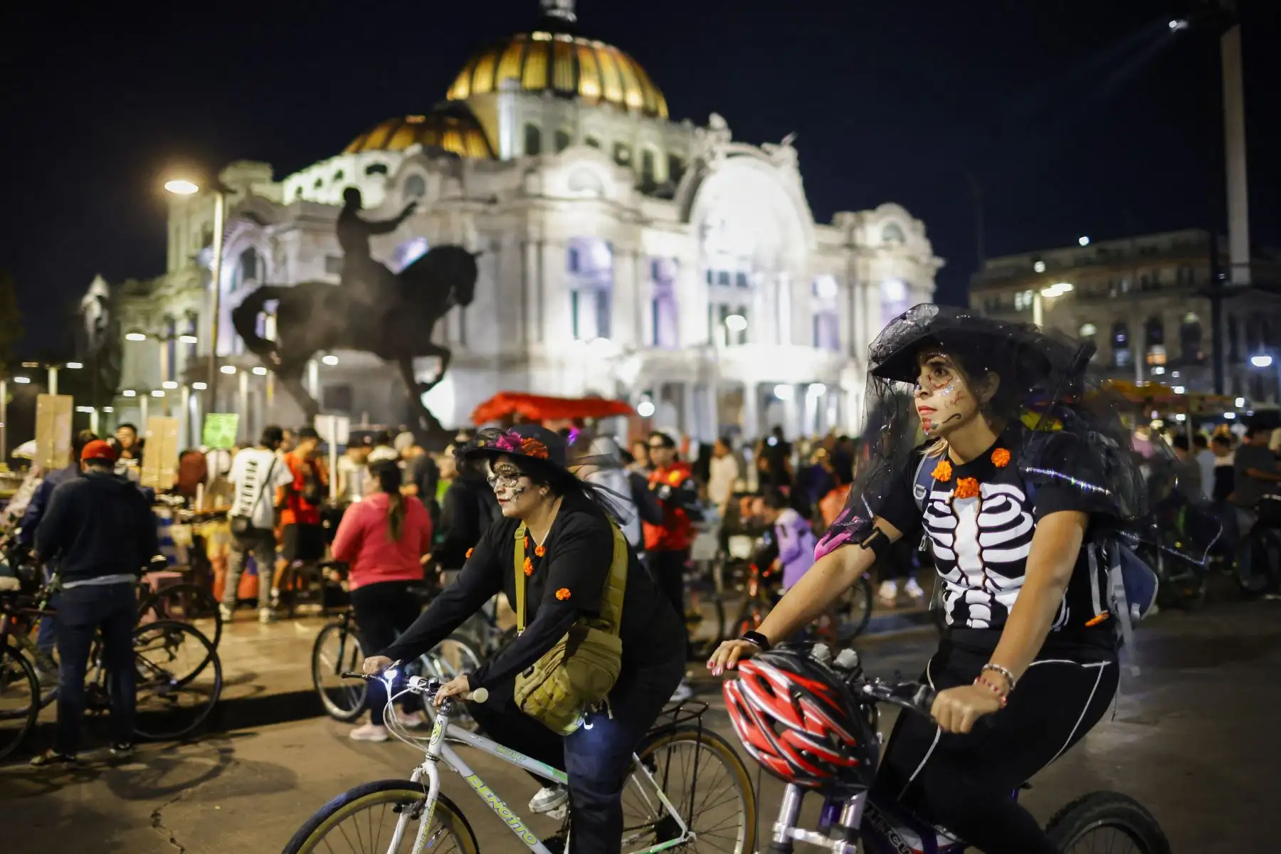 Ciclistas disfrazados participan en un paseo nocturno antes de las celebraciones del Día de Muertos en la Ciudad de México. AFP Ciclistas disfrazados participan en un paseo nocturno antes de las celebraciones del Día de Muertos en la Ciudad de México. AFP