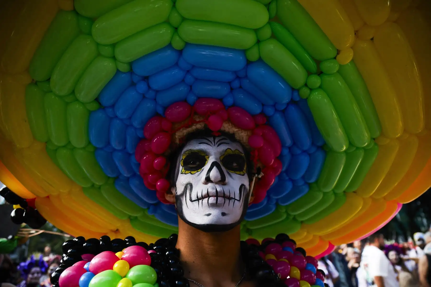 Un hombre vestido de Catrina participa en el Desfile de Catrinas, antes del Día de Muertos en la Ciudad de México. AFP Un hombre vestido de Catrina participa en el Desfile de Catrinas, antes del Día de Muertos en la Ciudad de México. AFP