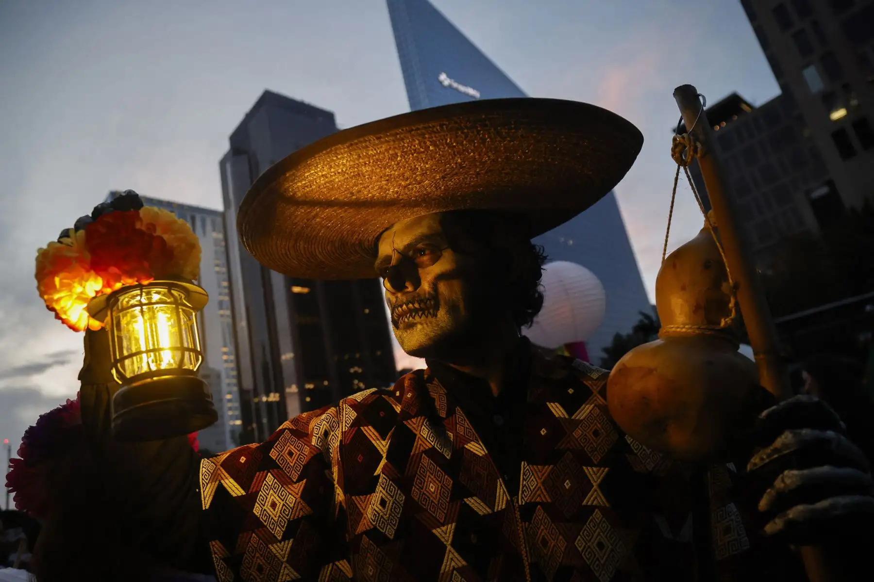 Un hombre vestido de Catrina participa en el Desfile de Catrinas, antes del Día de Muertos en la Ciudad de México. AFP Un hombre vestido de Catrina participa en el Desfile de Catrinas, antes del Día de Muertos en la Ciudad de México. AFP