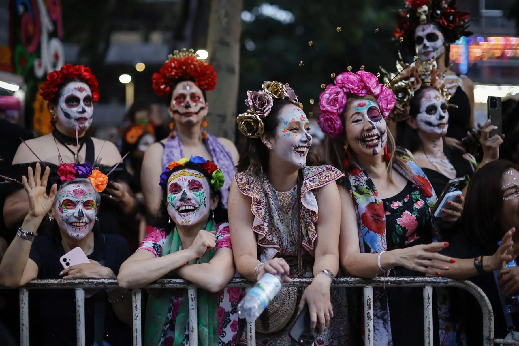 Mujeres vestidas de Catrinas participan en el Desfile de Catrinas, previo al Día de Muertos en la Ciudad de México. AFP Mujeres vestidas de Catrinas participan en el Desfile de Catrinas, previo al Día de Muertos en la Ciudad de México. AFP