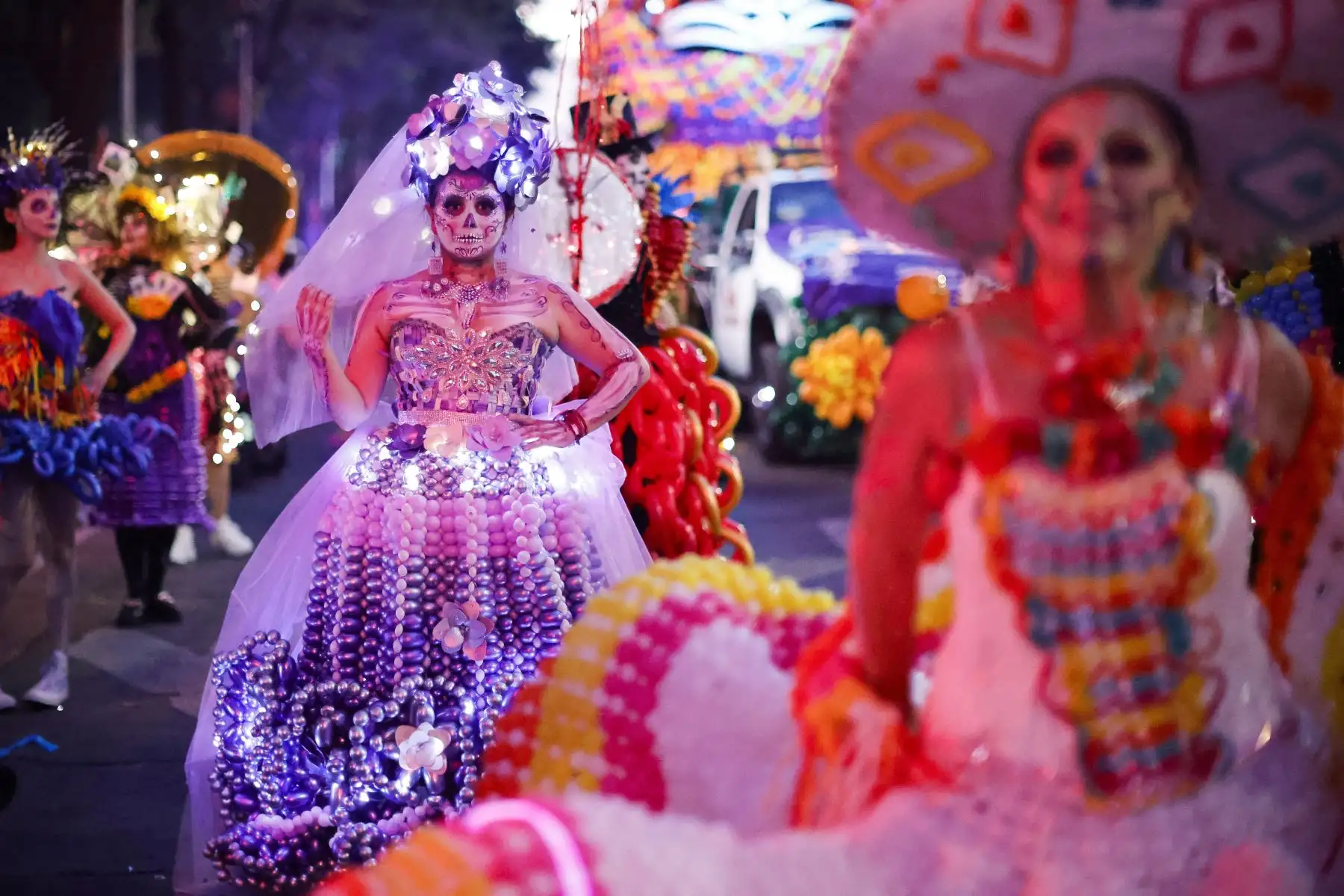 Mujeres vestidas de Catrinas participan en el Desfile de Catrinas, previo al Día de Muertos en la Ciudad de México. AFP Mujeres vestidas de Catrinas participan en el Desfile de Catrinas, previo al Día de Muertos en la Ciudad de México. AFP