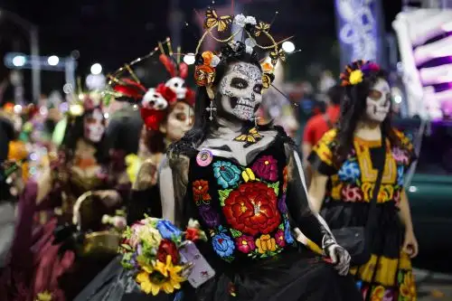 Imágenes del colorido y tradicional desfile de Catrinas en México