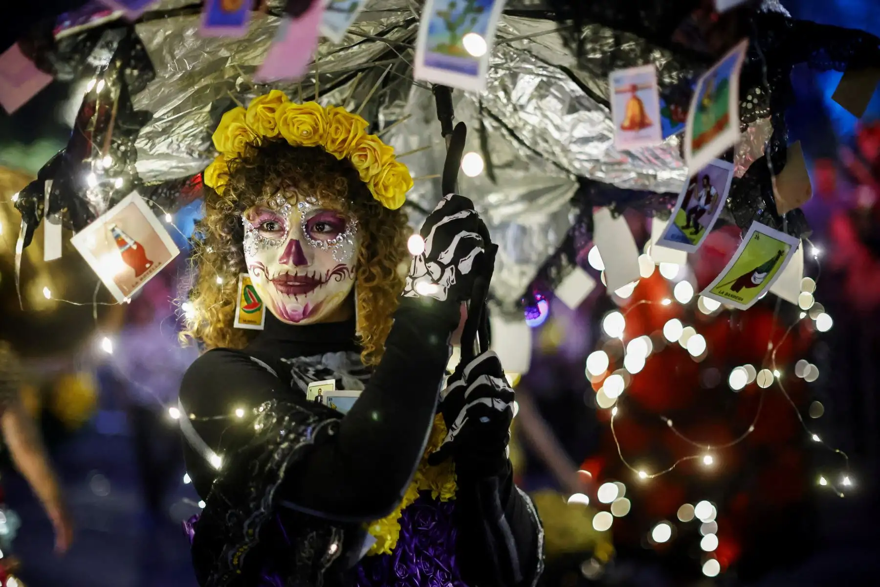 Una mujer vestida de Catrinas participan en el Desfile de Catrinas, previo al Día de Muertos en la Ciudad de México. AFP Una mujer vestida de Catrinas participan en el Desfile de Catrinas, previo al Día de Muertos en la Ciudad de México. AFP