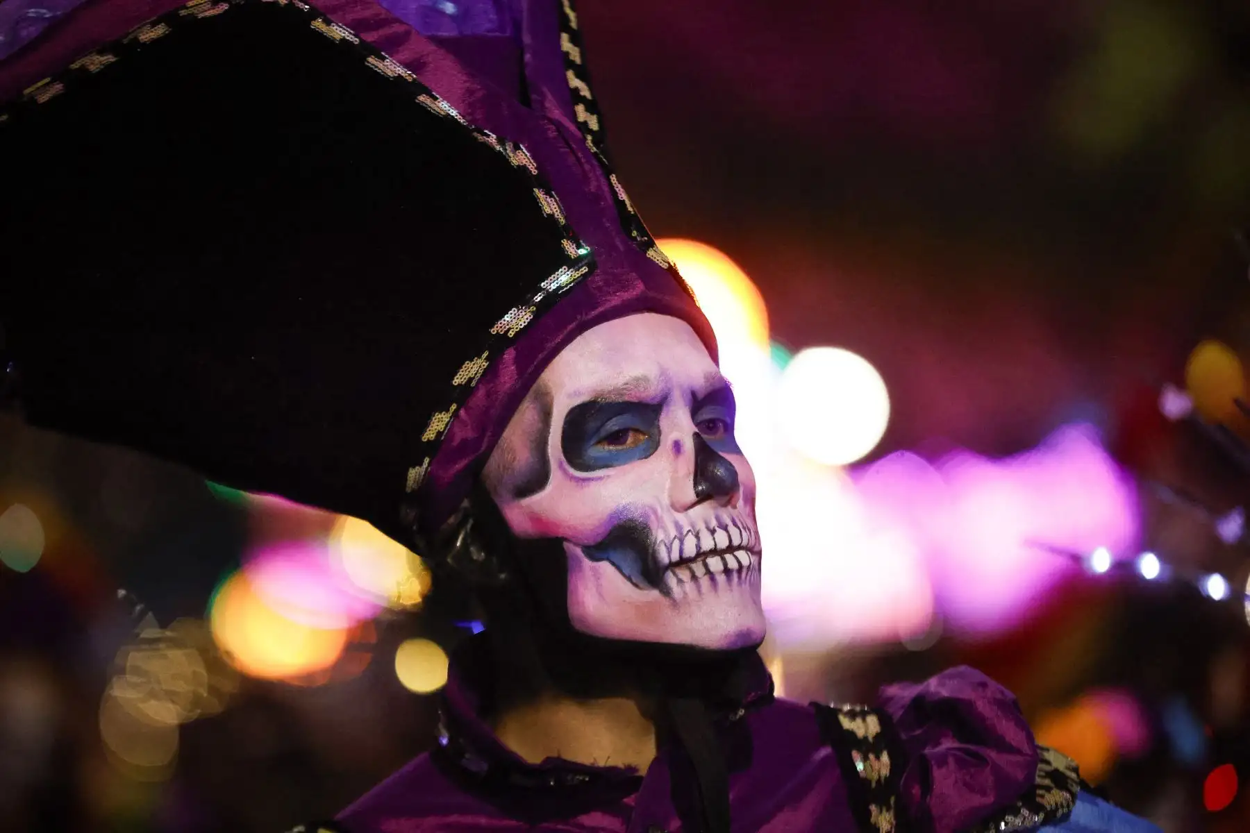Un hombre vestido de Catrina participa en el Desfile de Catrinas, previo al Día de Muertos en la Ciudad de México. AFP Un hombre vestido de Catrina participa en el Desfile de Catrinas, previo al Día de Muertos en la Ciudad de México. AFP
