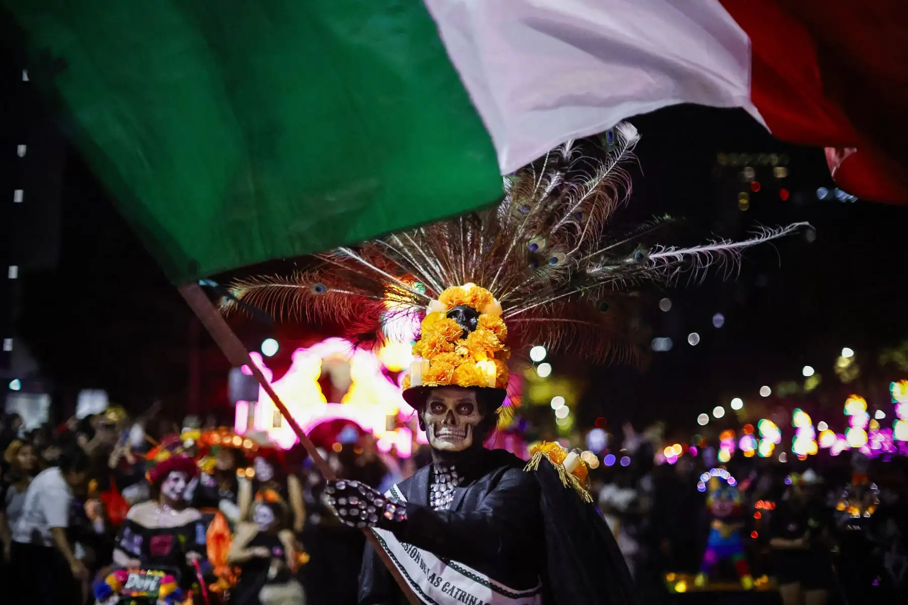 Un hombre vestido de Catrina participa en el Desfile de Catrinas, previo al Día de Muertos en la Ciudad de México. AFP Un hombre vestido de Catrina participa en el Desfile de Catrinas, previo al Día de Muertos en la Ciudad de México. AFP