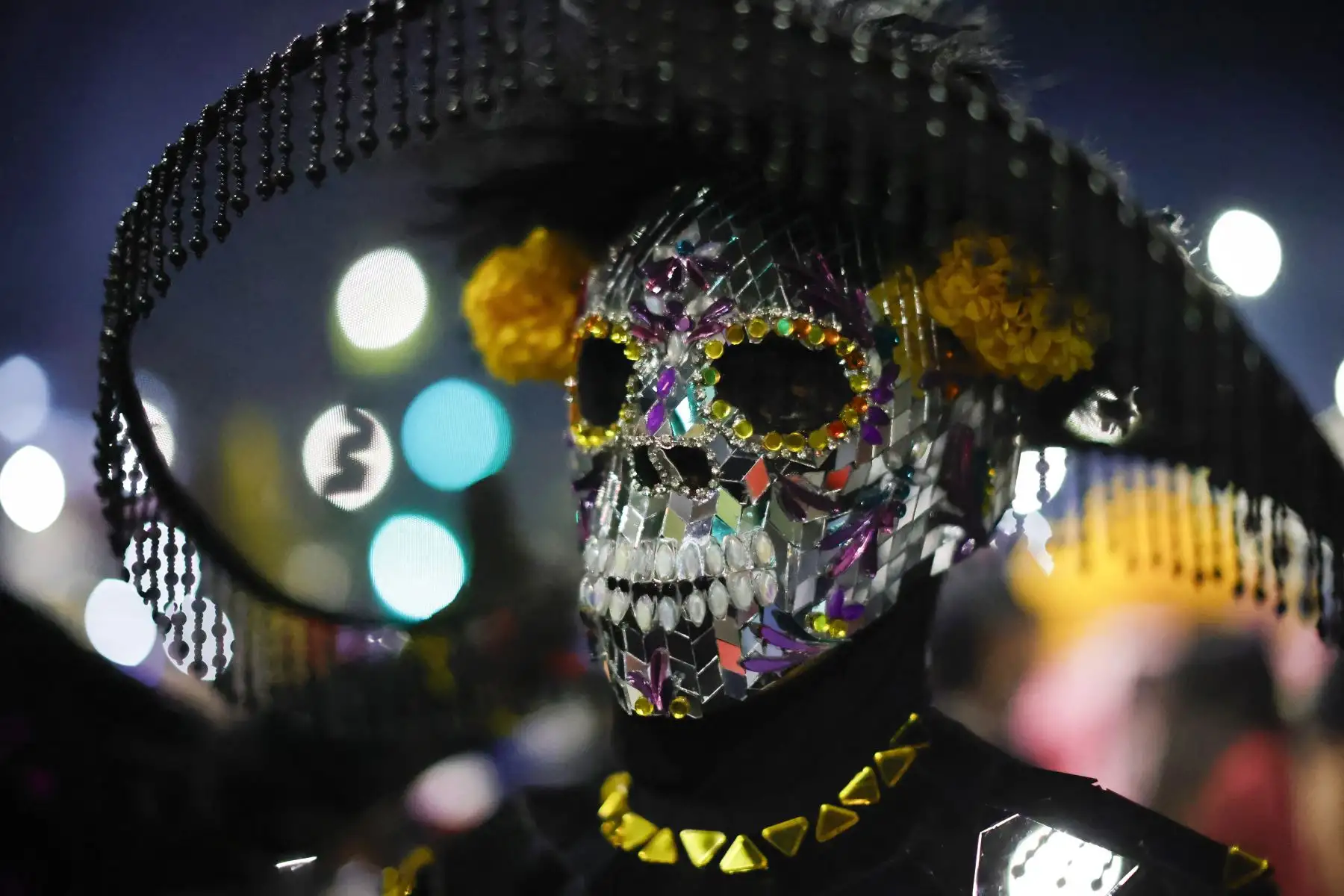 Un hombre vestido de Catrina participa en el Desfile de Catrinas, previo al Día de Muertos en la Ciudad de México. AFP Un hombre vestido de Catrina participa en el Desfile de Catrinas, previo al Día de Muertos en la Ciudad de México. AFP