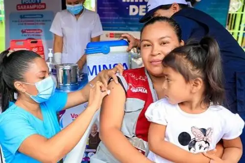 En la campaña integral de atención para la prevención de la tos ferina y otras enfermedades se vacunó de manera simbólica a los grupos objetivos: infantes, gestantes y adultos mayores. Foto: Minsa