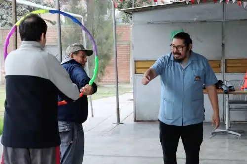 Los expertos piden evitar la sobreprotección y permitir que su familiar realice por sí mismo las actividades que está aprendiendo, incluso si comete errores.ANDINA/Difusión