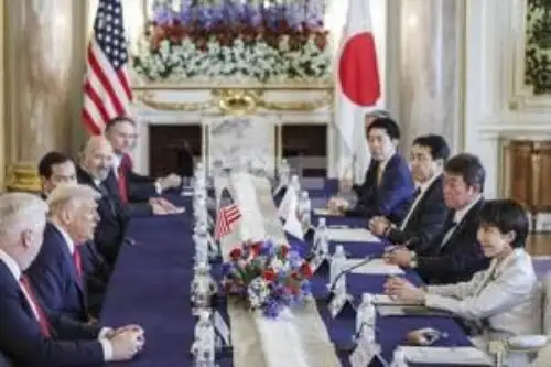 La nueva primera ministra de Japón, Sanae Takaichi, y el presidente de Estados Unidos, Donald Trump, sostuvieron un encuentro privado en Tokio. Foto: EFE