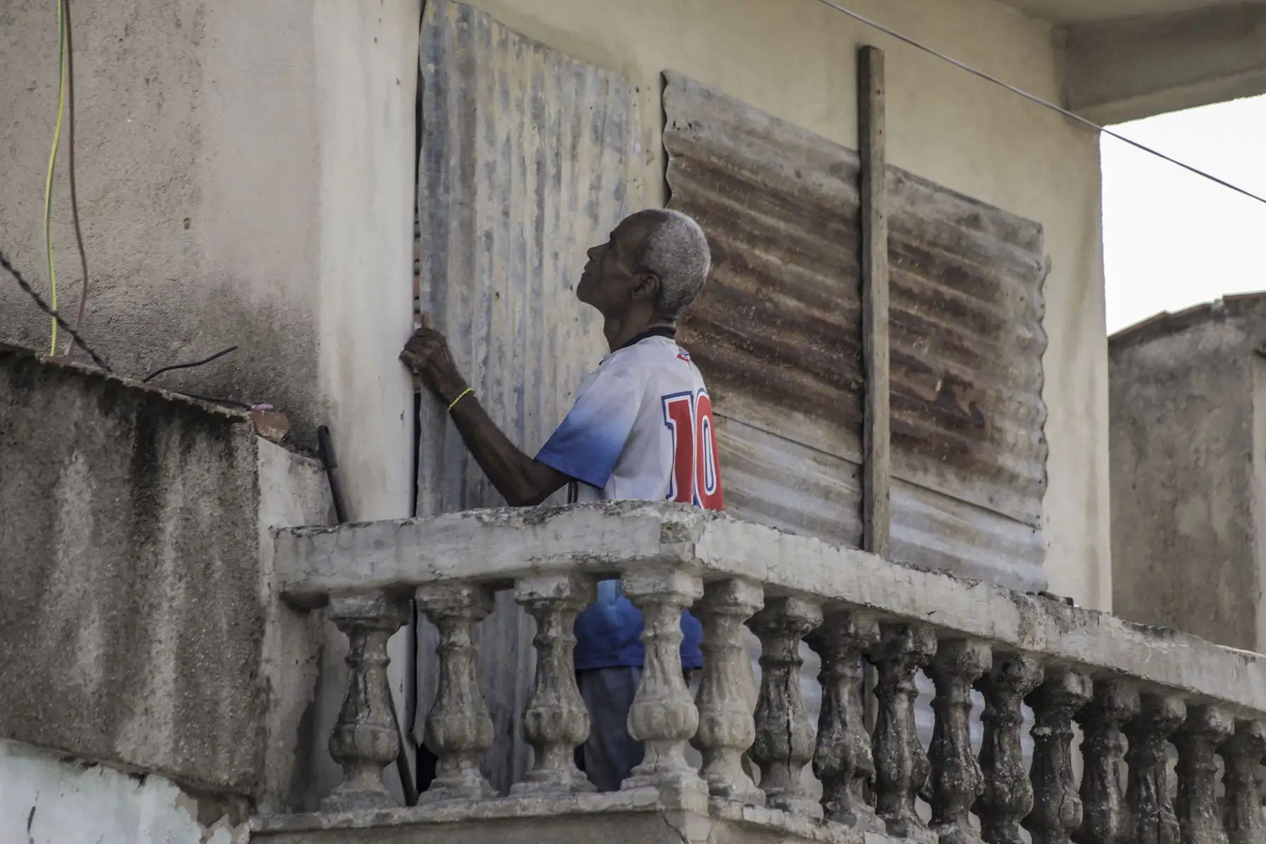Un hombre cubre las ventanas de su casa con chapa ondulada antes de la llegada del huracán Melissa a Santiago de Cuba. Foto: AFP Un hombre cubre las ventanas de su casa con chapa ondulada antes de la llegada del huracán Melissa a Santiago de Cuba. Foto: AFP