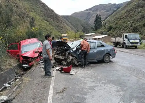 Los vehículos quedaron destrozados tras chocar violentamente. El accidente, que dejó una víctima mortal y tres heridos, se produjo en el tramo Pasco - Huánuco de la Carretera Central.