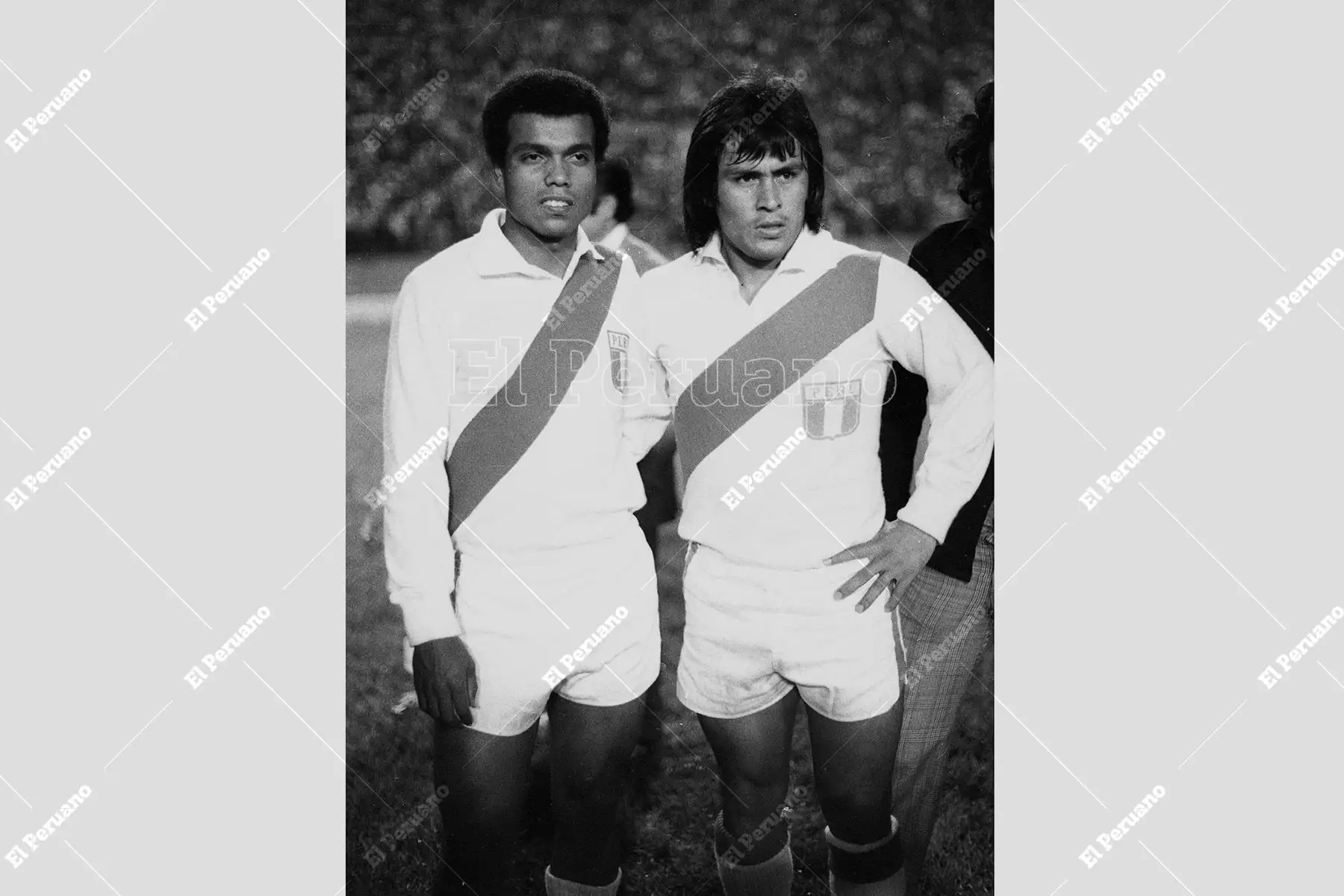 Caracas, Venezuela - 28 octubre 1975 / Teófilo Cubillas y Hugo Sotil, figuras del  seleccionado peruano que hoy  se coronó campeón sudamericano de fútbol y se alzó con la Copa América al vencer en la final a Colombia por 1-0 con gol de Sotil. Foto: Archivo Histórico de El Peruano / Raúl Sagástegui
