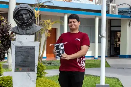 El equipo ha sido responsable del desarrollo de los componentes electrónicos clave del satélite, como las placas electrónicas, demostrando su capacidad para desarrollar tecnología integrada para la detección de desastres ecológicos desde el espacio. Fotos: UNI
