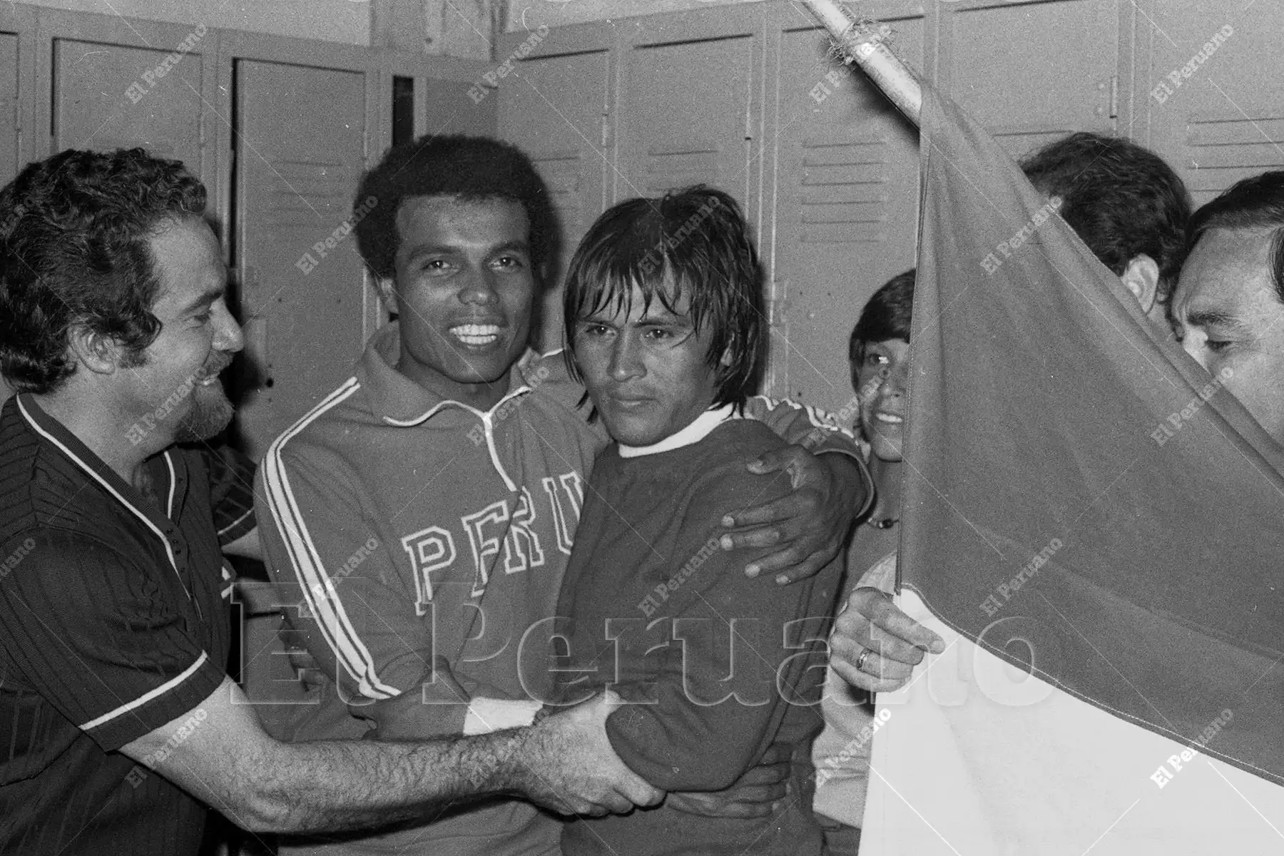 Caracas, Venezuela - 28 octubre 1975 / Teófilo Cubillas y Hugo Sotil celebran en el camerino peruano. Perú se coronó campeón sudamericano de fútbol al vencer 1 - 0 a Colombia con gol de  Sotil. La selección peruana se alzó por segunda vez con la Copa América.  Foto: Archivo Histórico de El Peruano / Raúl Sagástegui Caracas, Venezuela - 28 octubre 1975 / Teófilo Cubillas y Hugo Sotil celebran en el camerino peruano. Perú se coronó campeón sudamericano de fútbol al vencer 1 - 0 a Colombia con gol de  Sotil. La selección peruana se alzó por segunda vez con la Copa América.  Foto: Archivo Histórico de El Peruano / Raúl Sagástegui