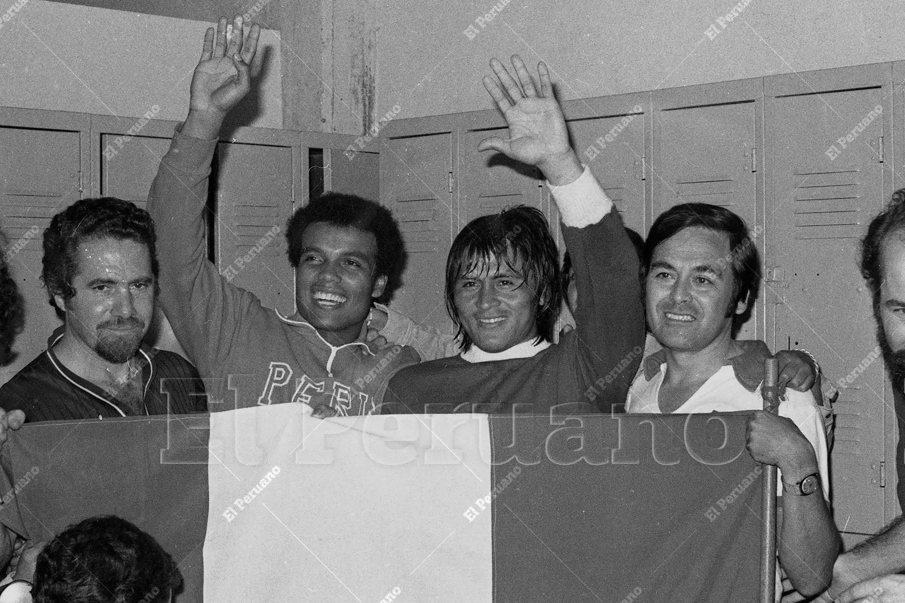 Caracas, Venezuela - 28 octubre 1975 / Teófilo Cubillas y Hugo Sotil celebran en el camerino peruano. Perú se coronó campeón sudamericano de fútbol al vencer 1 - 0 a Colombia con gol de  Sotil. La selección peruana se alzó por segunda vez con la Copa América.  Foto: Archivo Histórico de El Peruano / Raúl Sagástegui